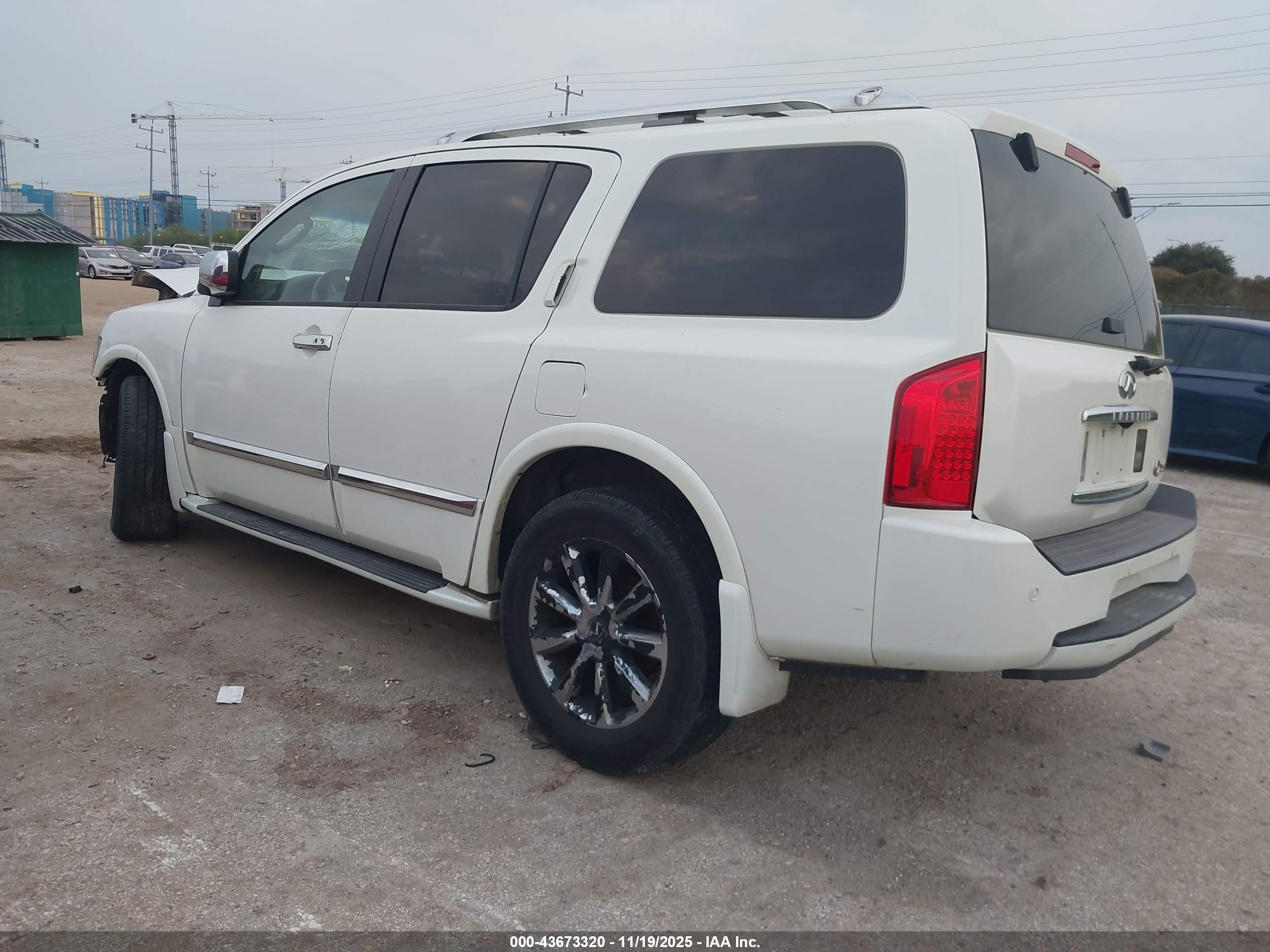 INFINITI QX56 image 3