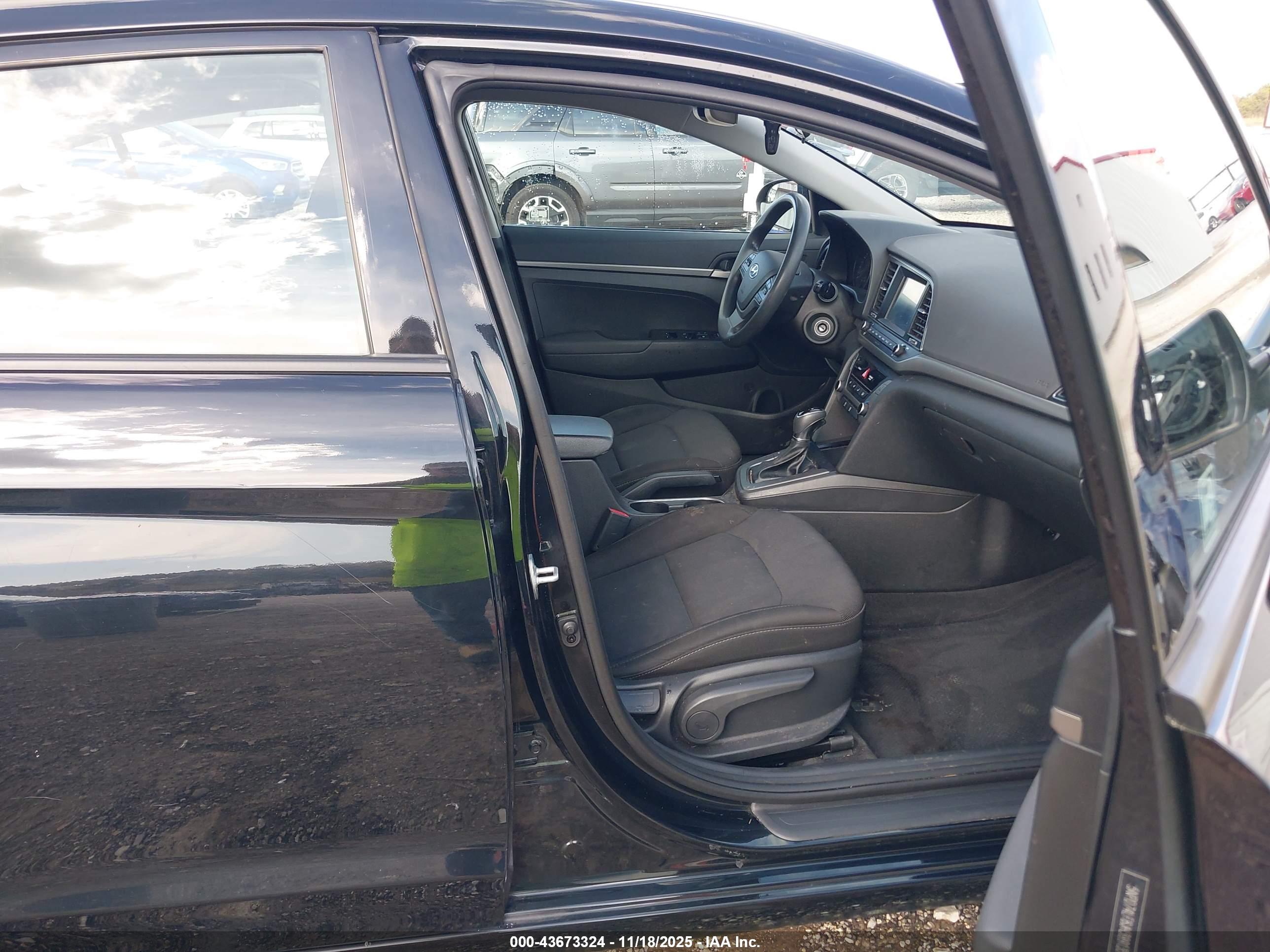 HYUNDAI ELANTRA image 5
