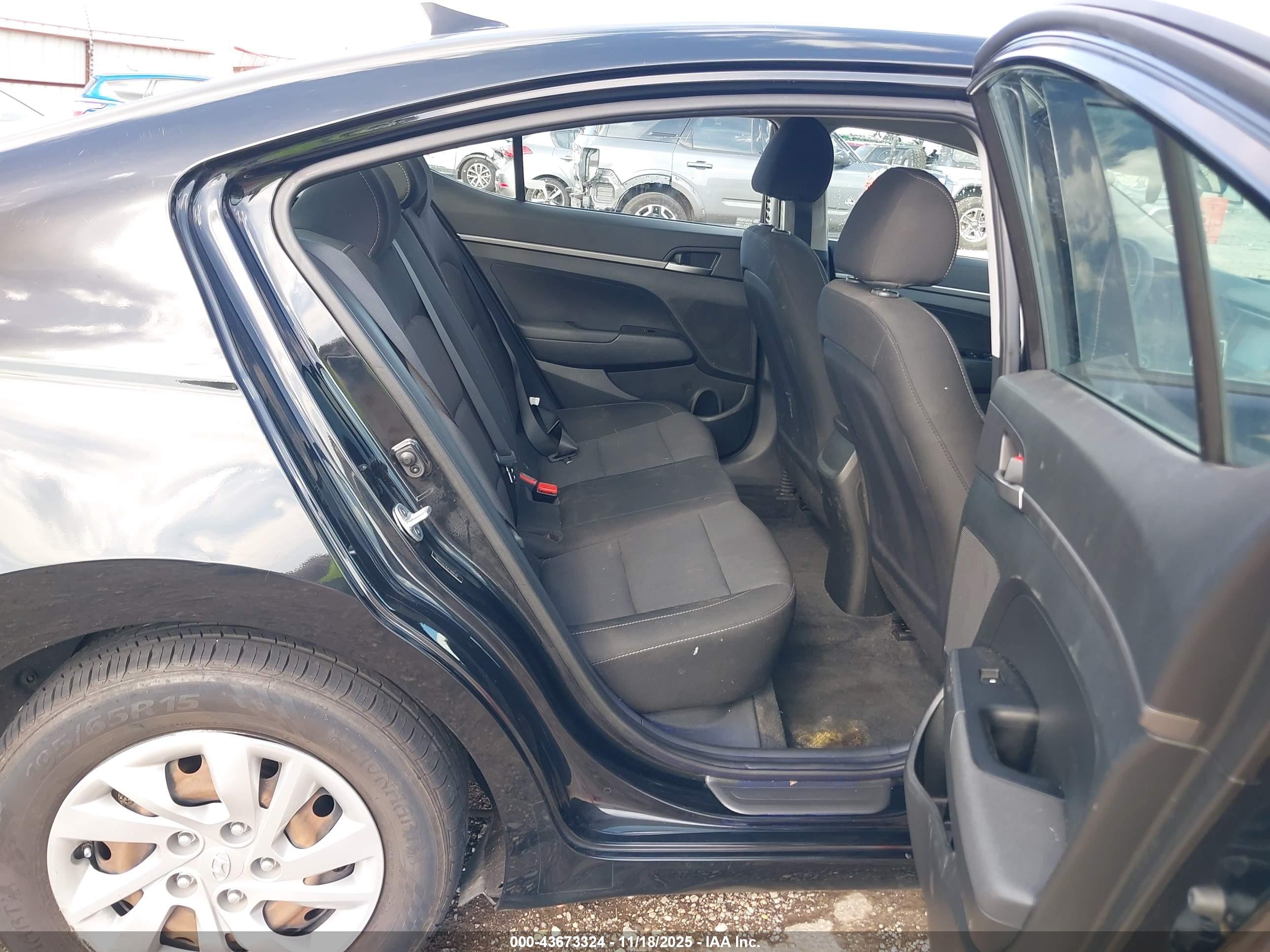 HYUNDAI ELANTRA image 8