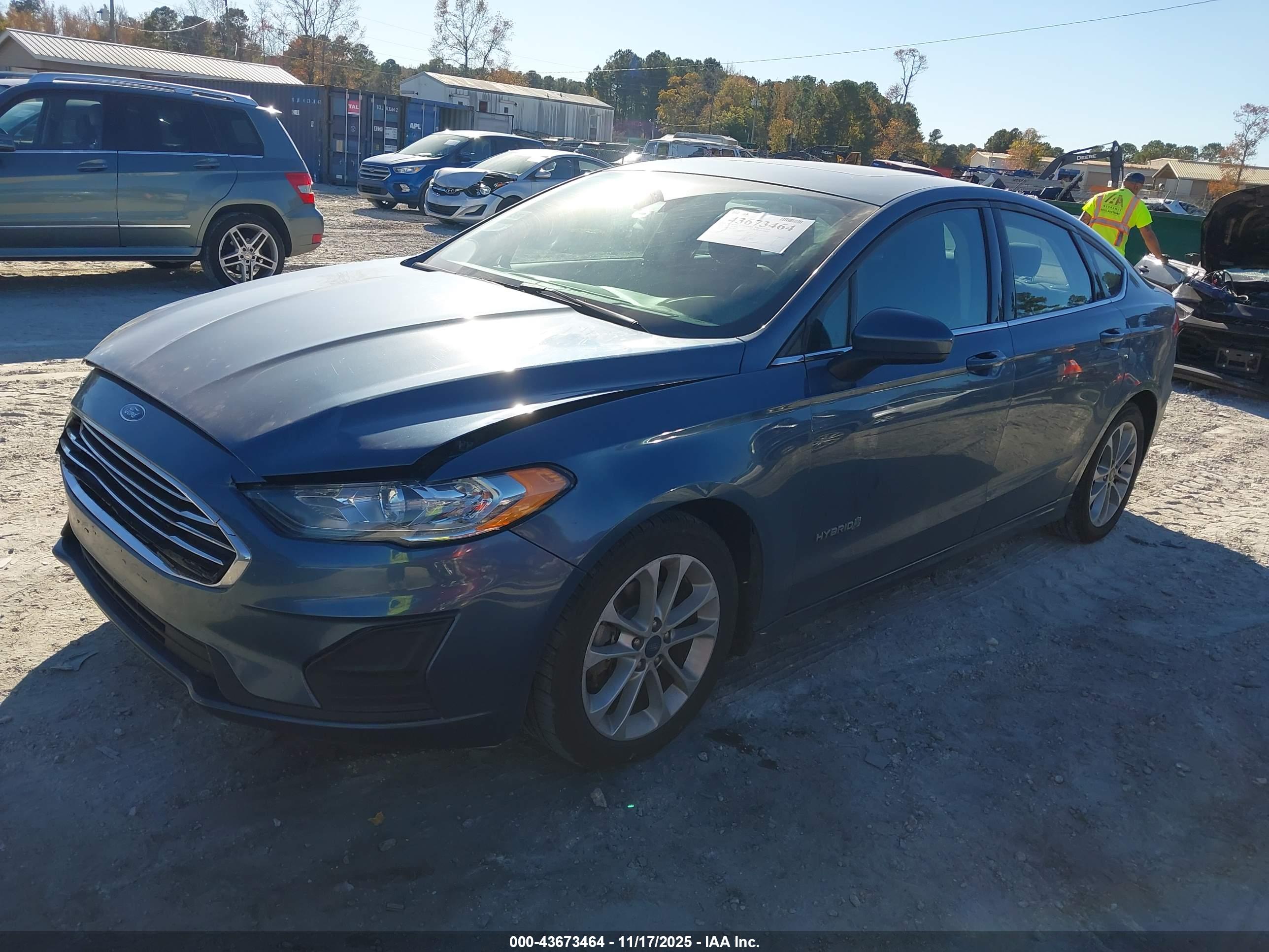 FORD FUSION image 2