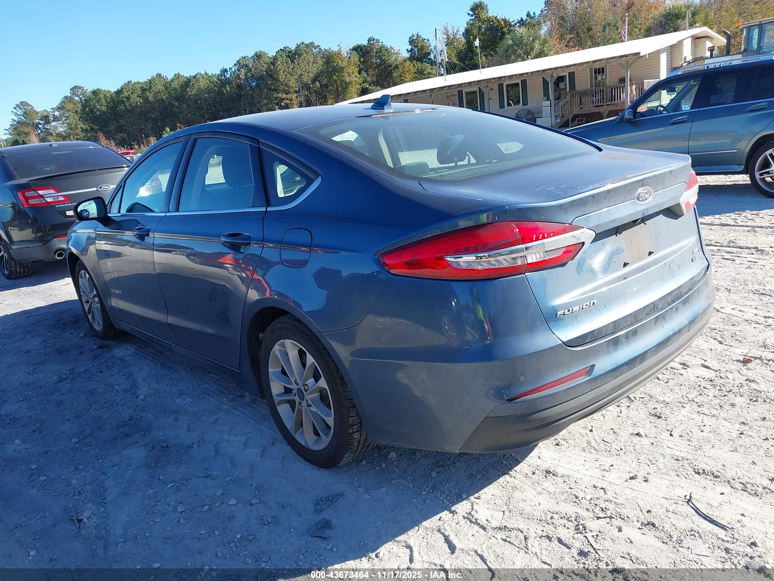 FORD FUSION image 3