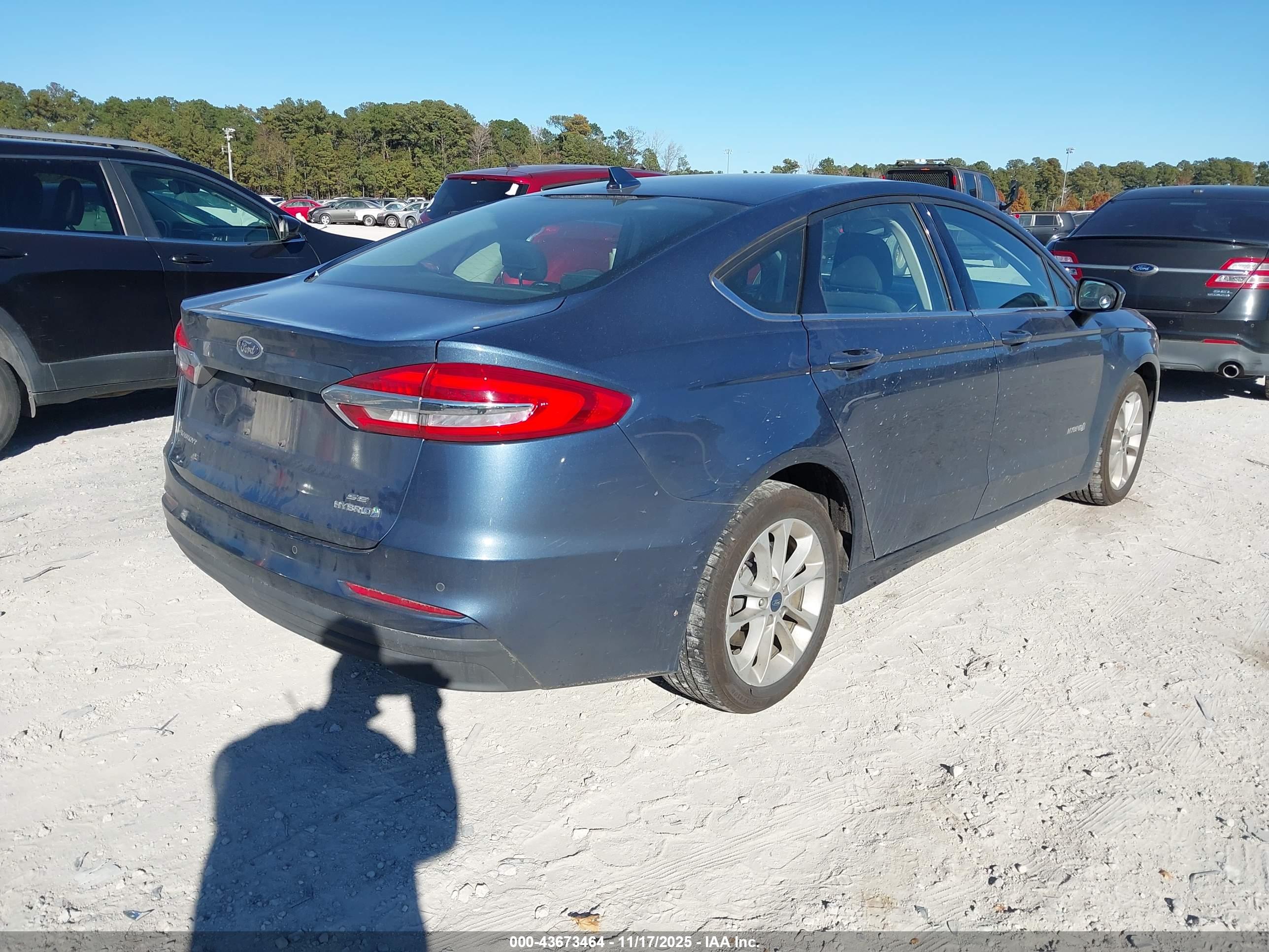 FORD FUSION image 4