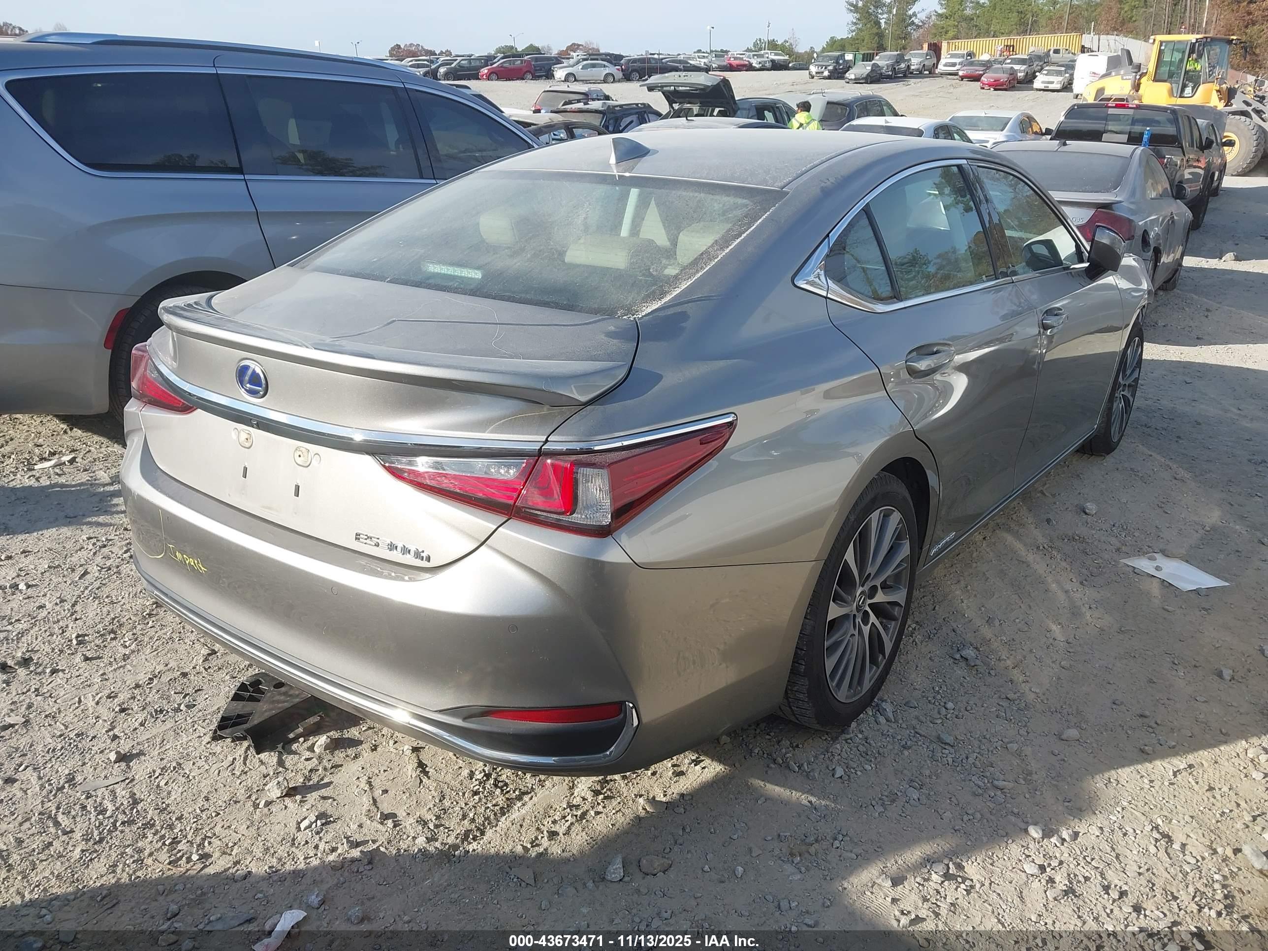 LEXUS ES image 4