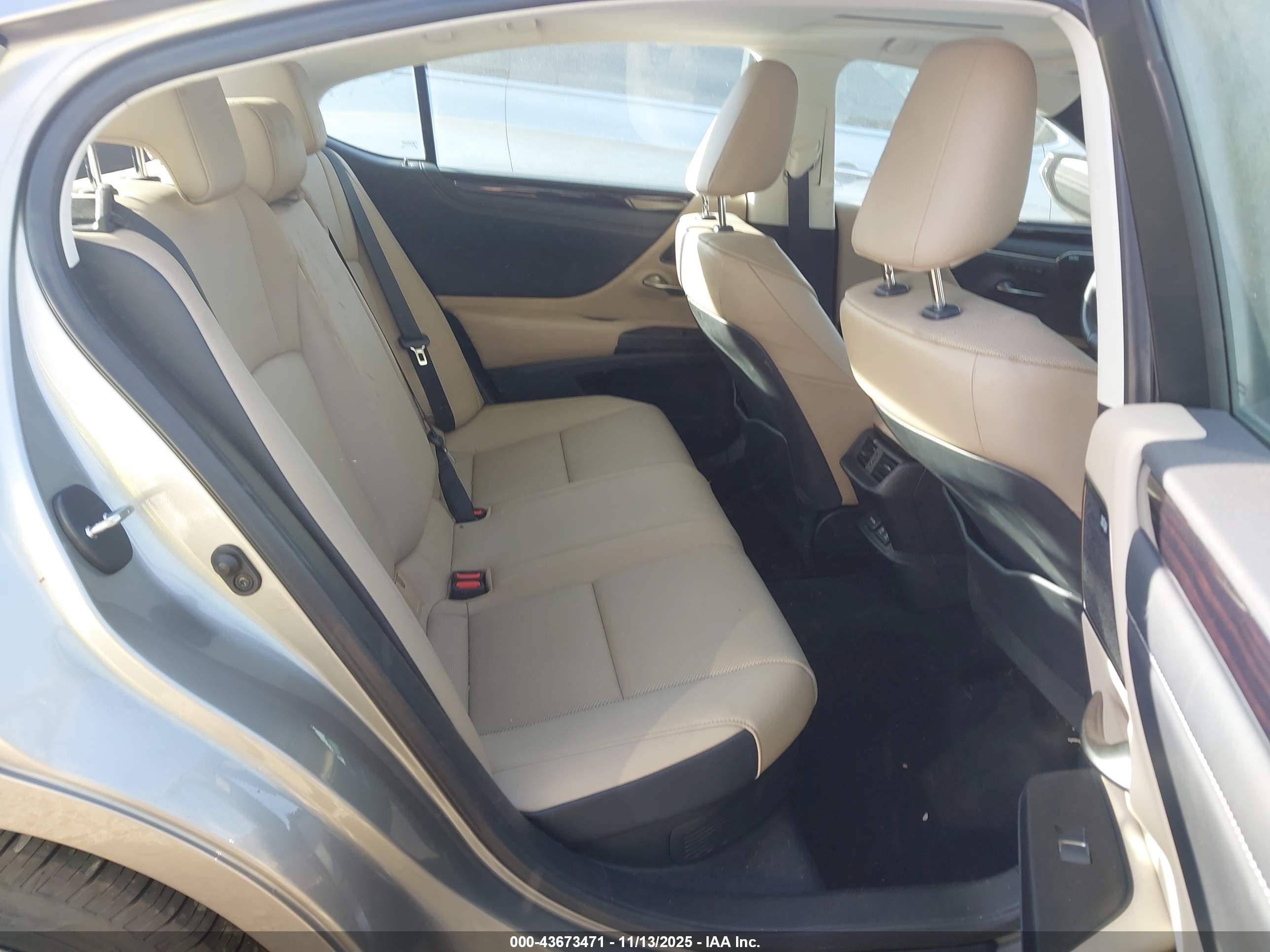 LEXUS ES image 8