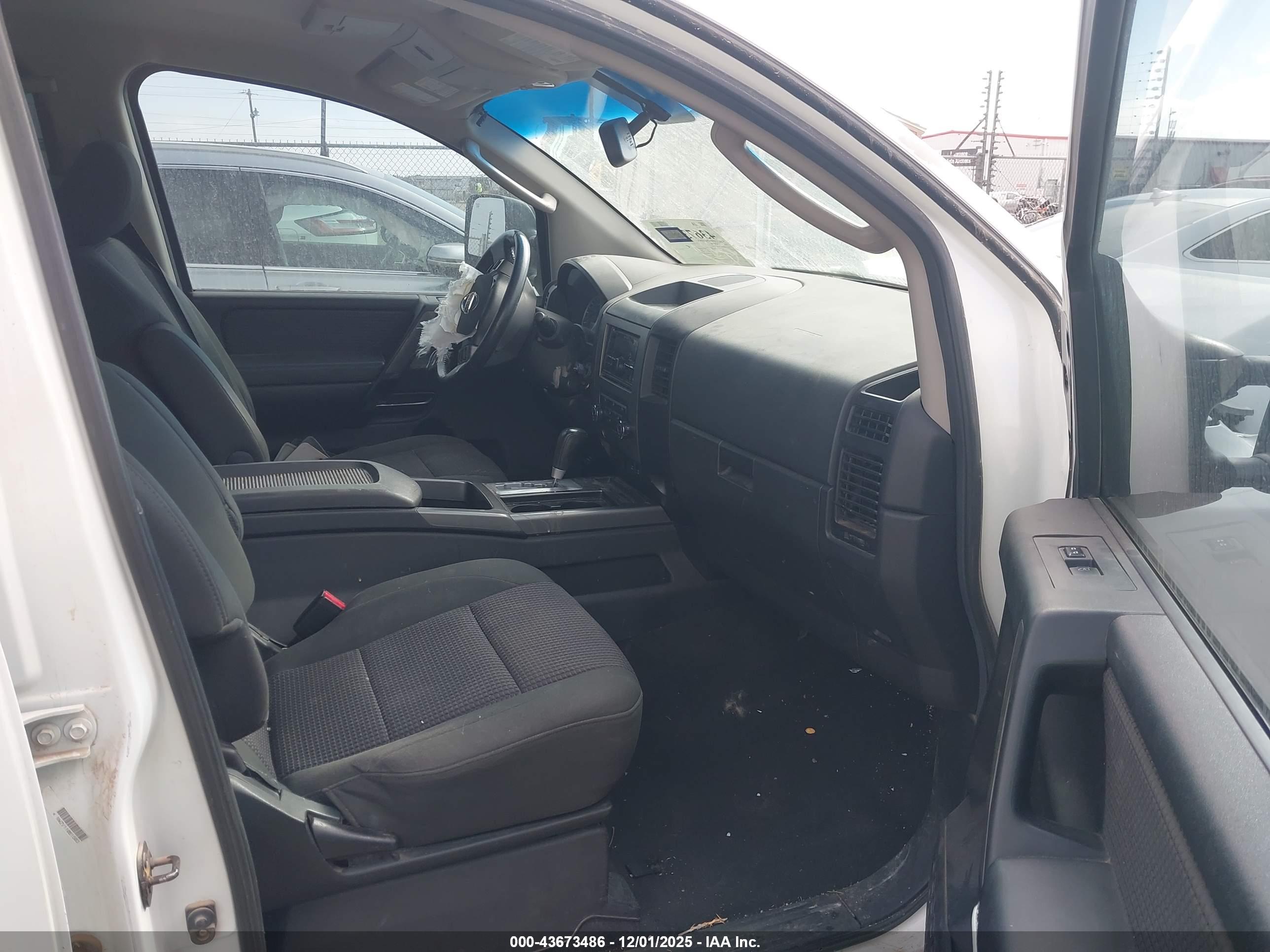 NISSAN TITAN image 5
