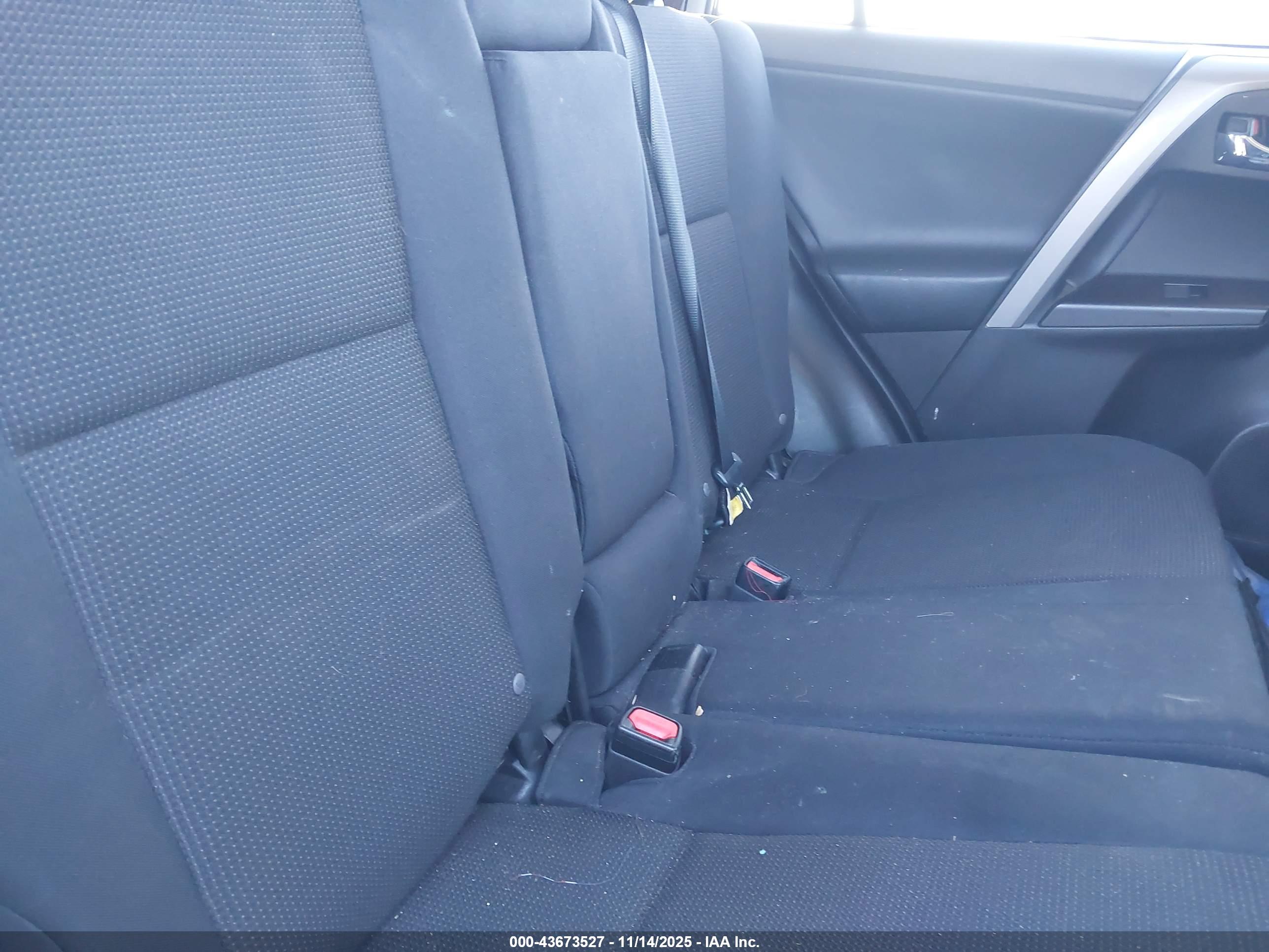 TOYOTA RAV4 image 8