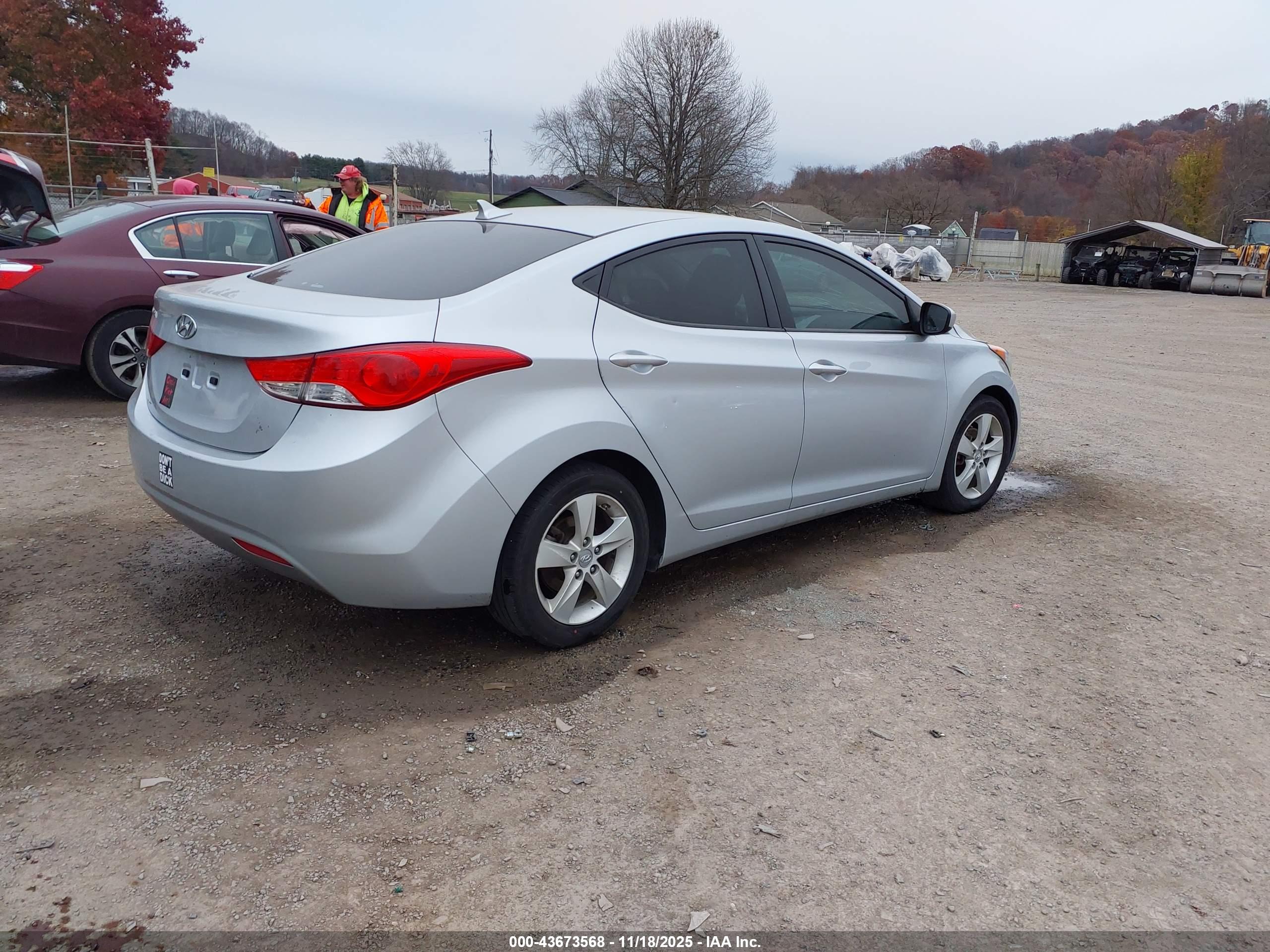 HYUNDAI ELANTRA image 4