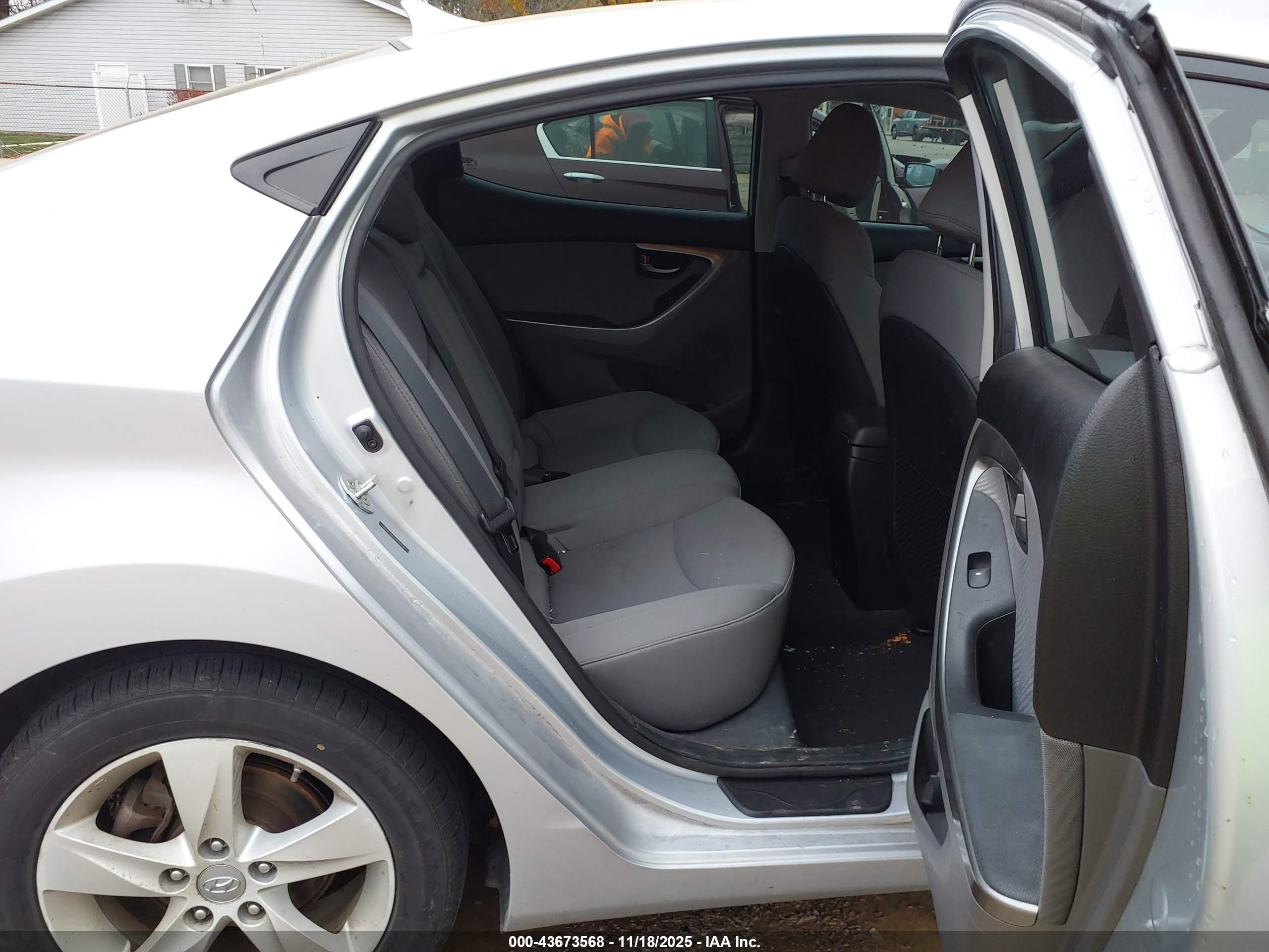 HYUNDAI ELANTRA image 8