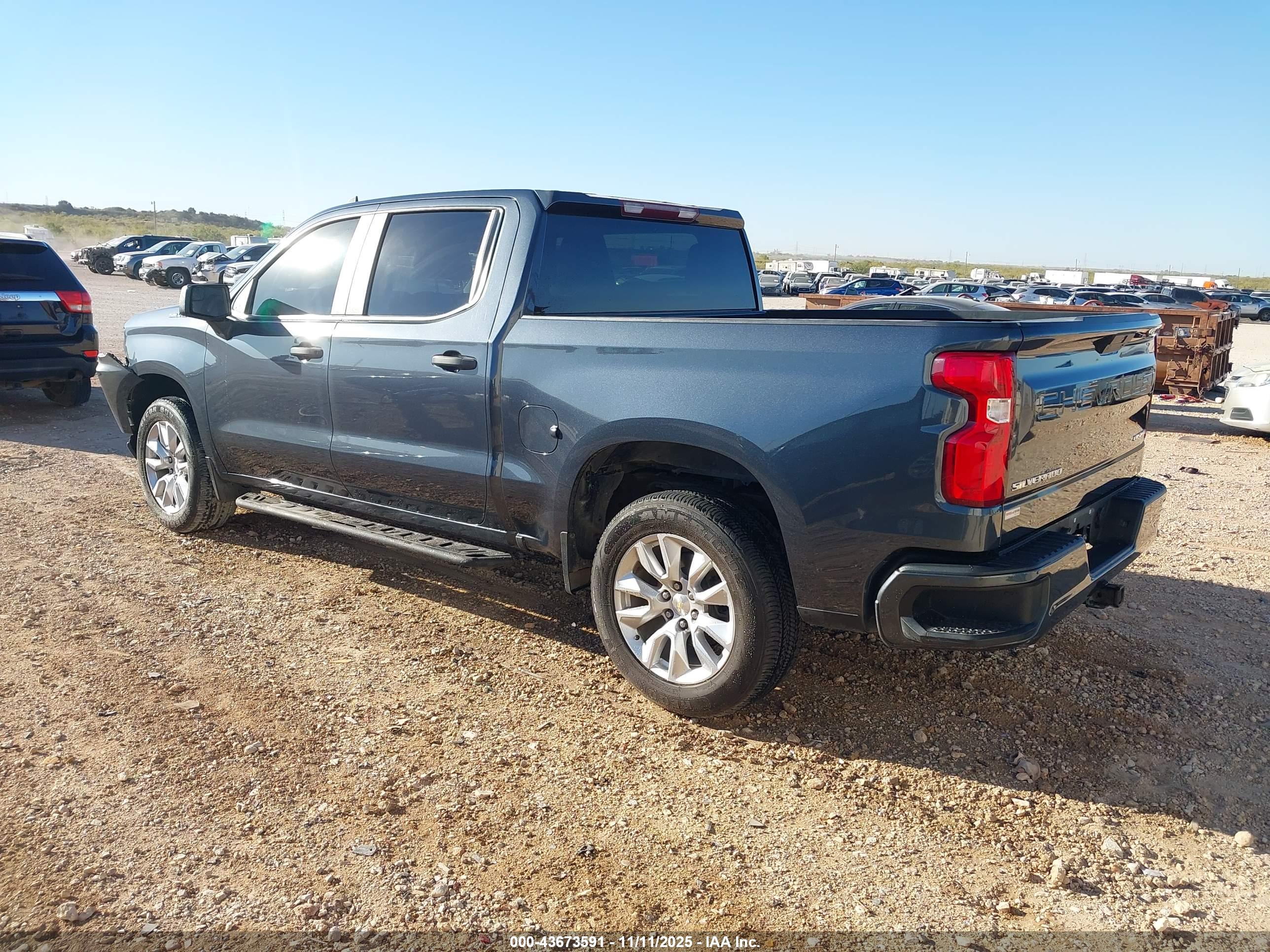 CHEVROLET SILVERADO image 3