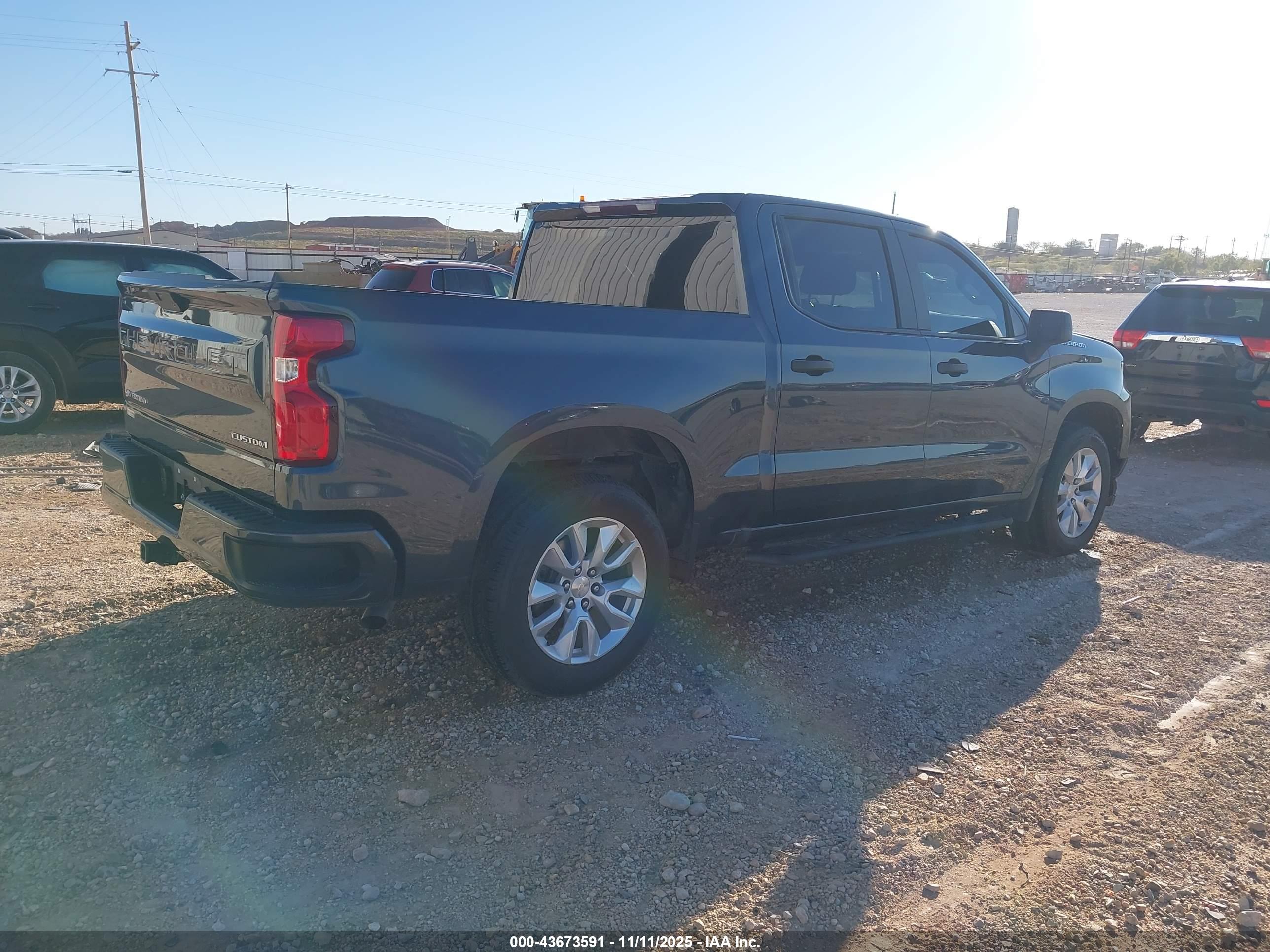 CHEVROLET SILVERADO image 4