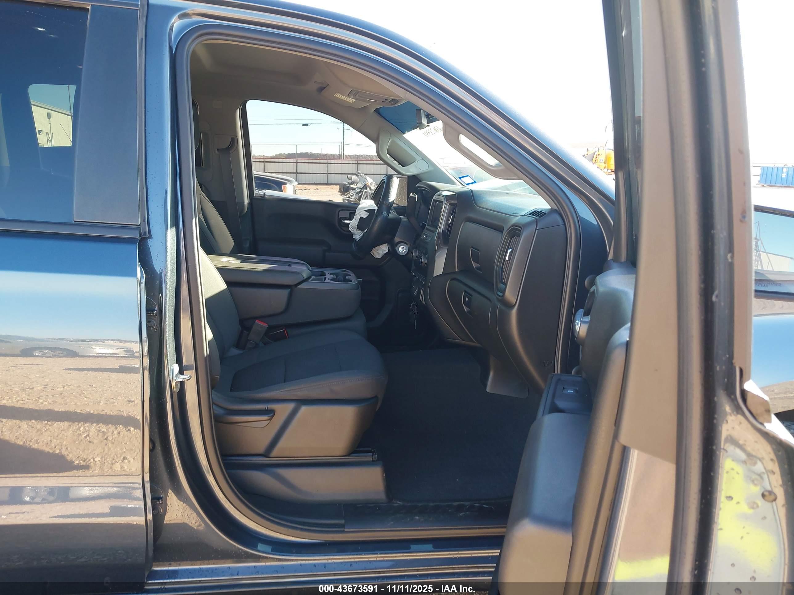 CHEVROLET SILVERADO image 5