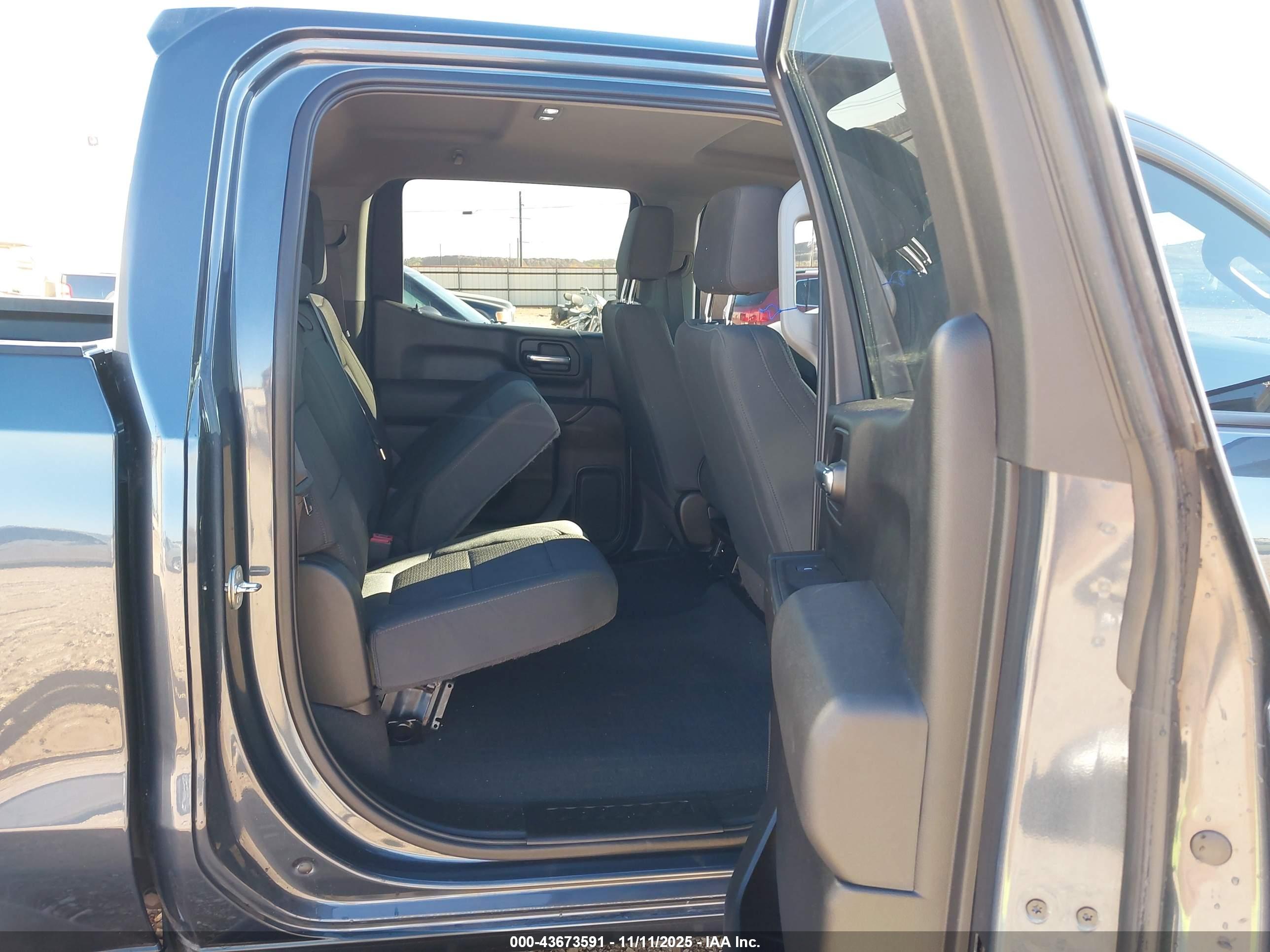 CHEVROLET SILVERADO image 8