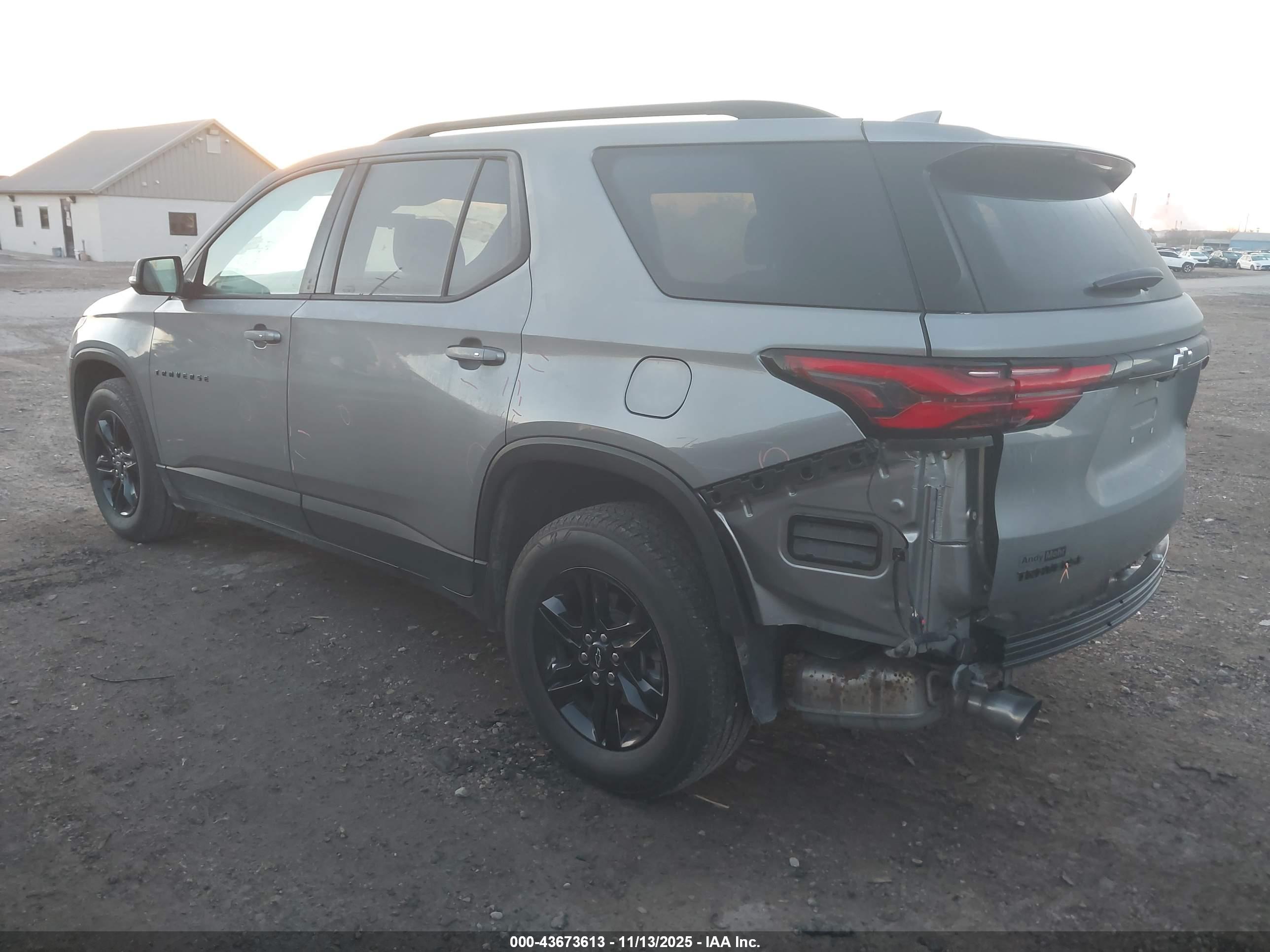 CHEVROLET TRAVERSE image 3