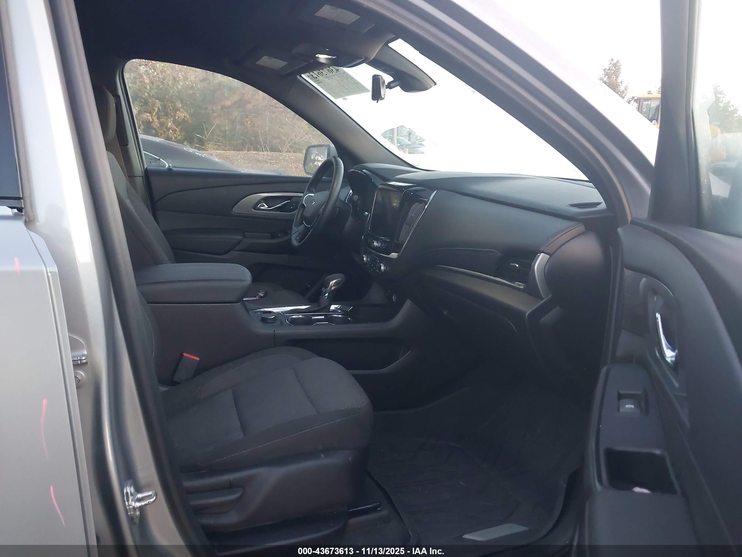 CHEVROLET TRAVERSE image 5