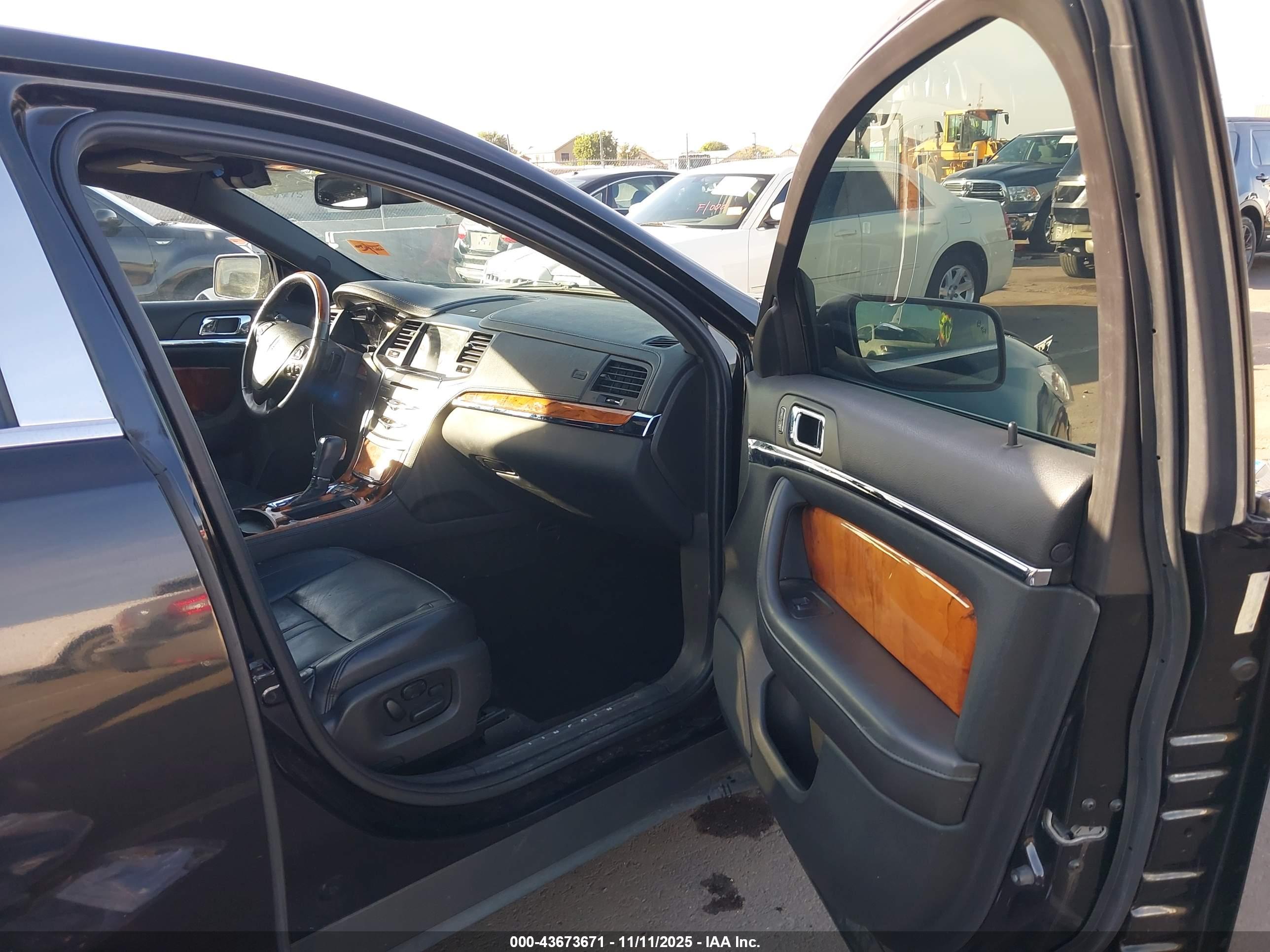 LINCOLN MKS image 5