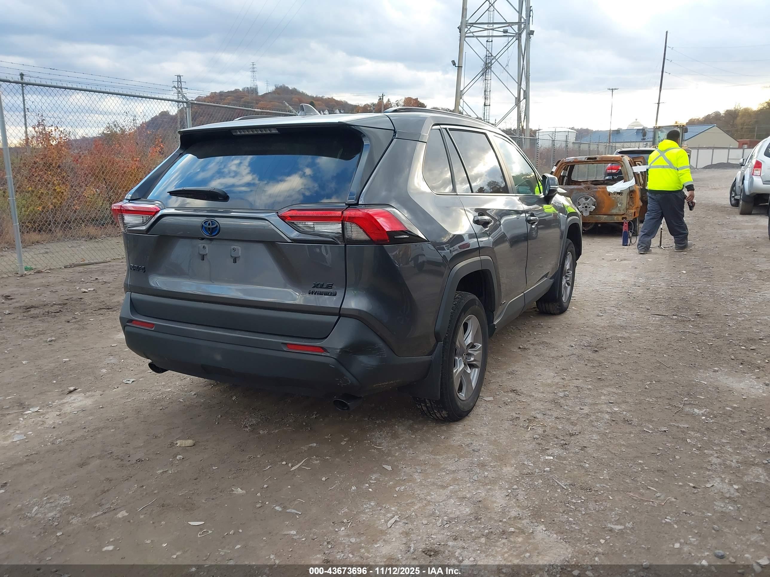 TOYOTA RAV4 image 4
