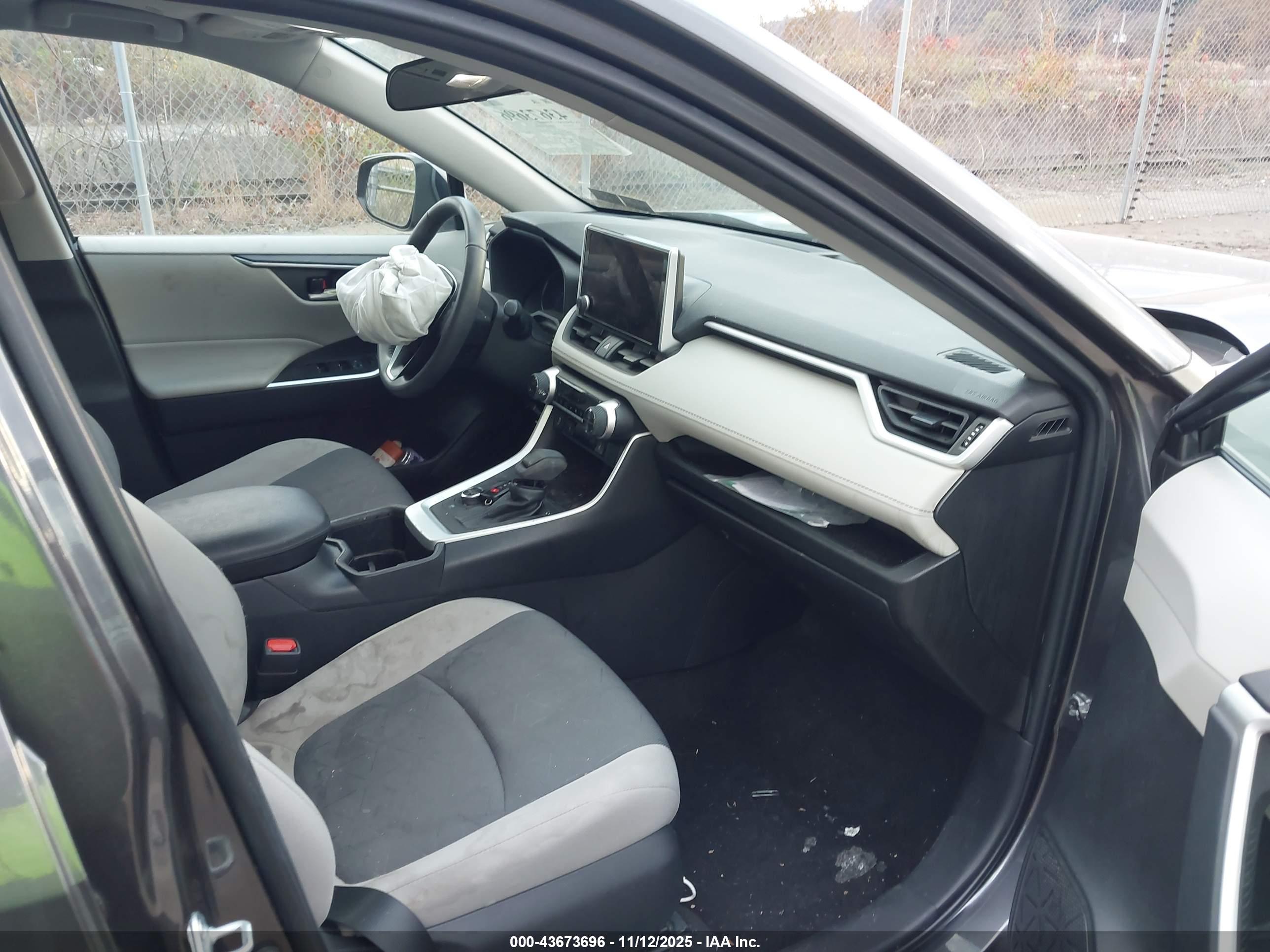 TOYOTA RAV4 image 5