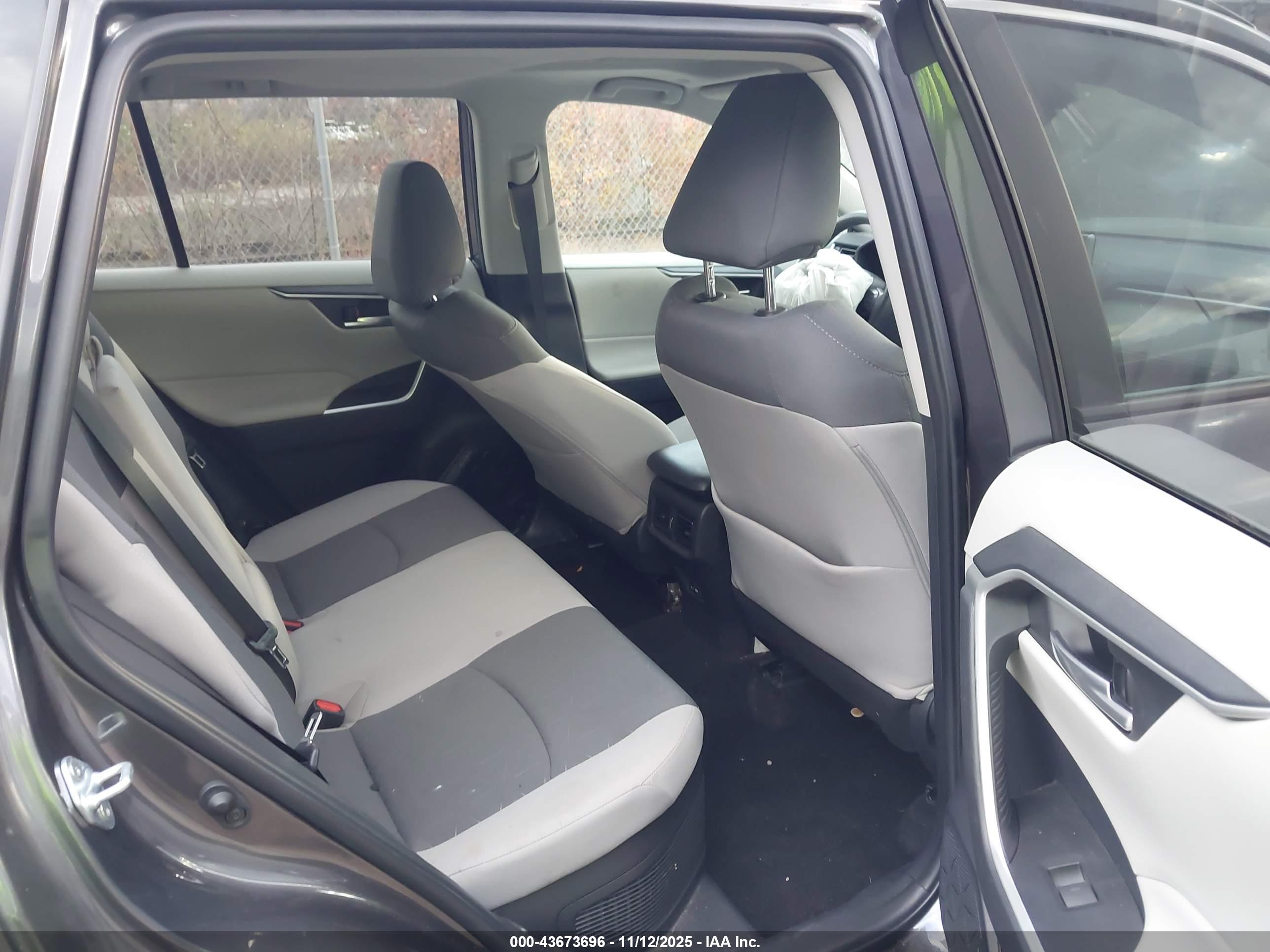 TOYOTA RAV4 image 8