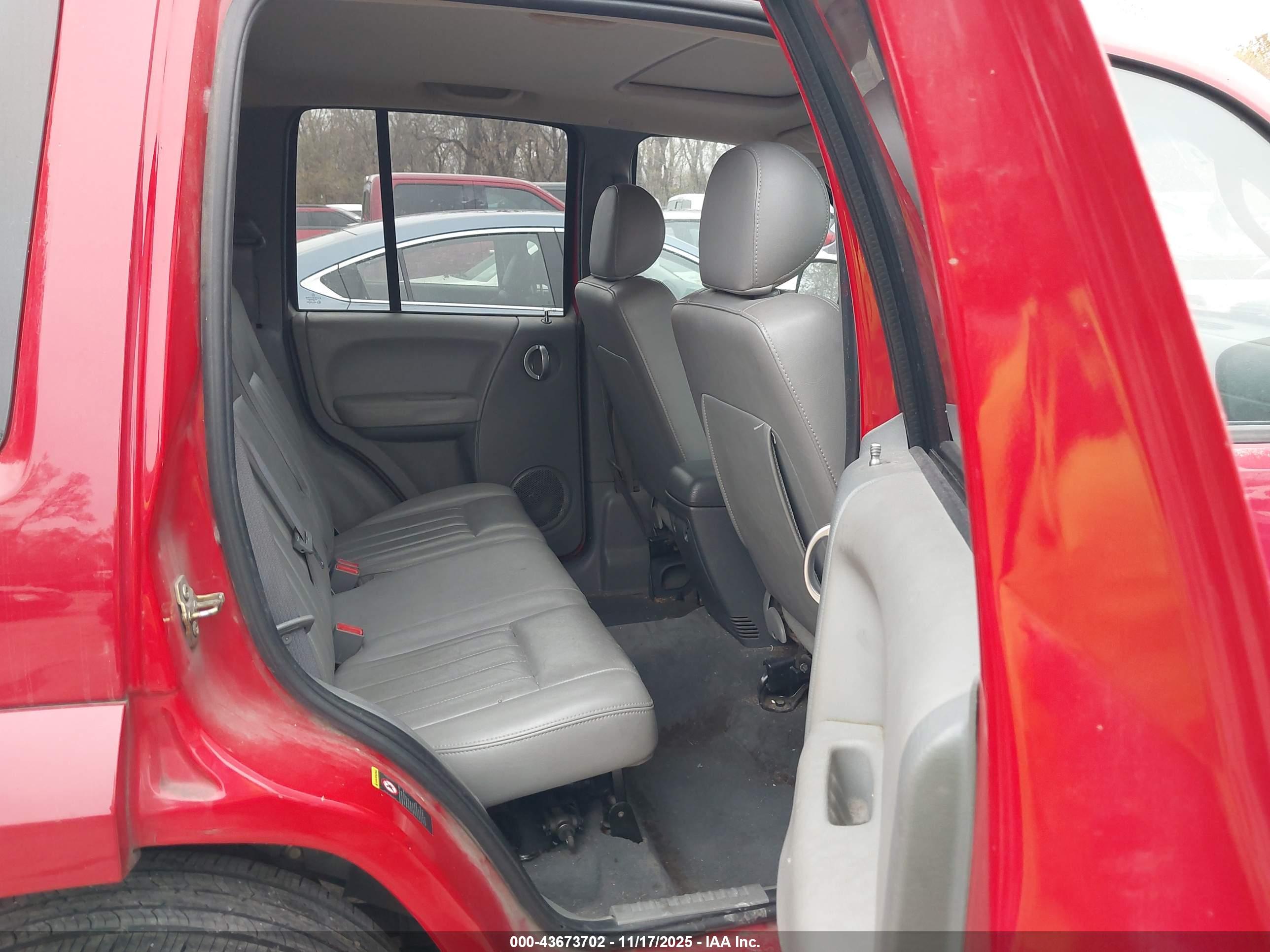 JEEP LIBERTY image 8