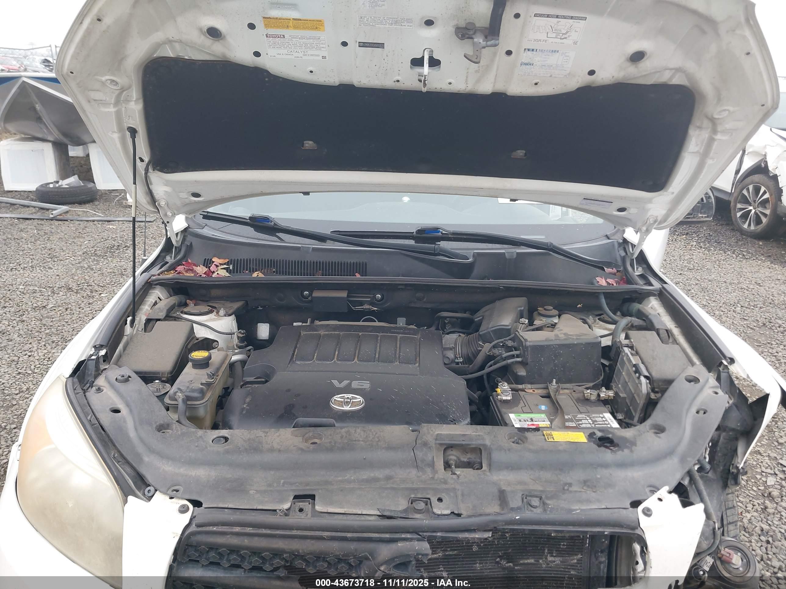 TOYOTA RAV4 image 10