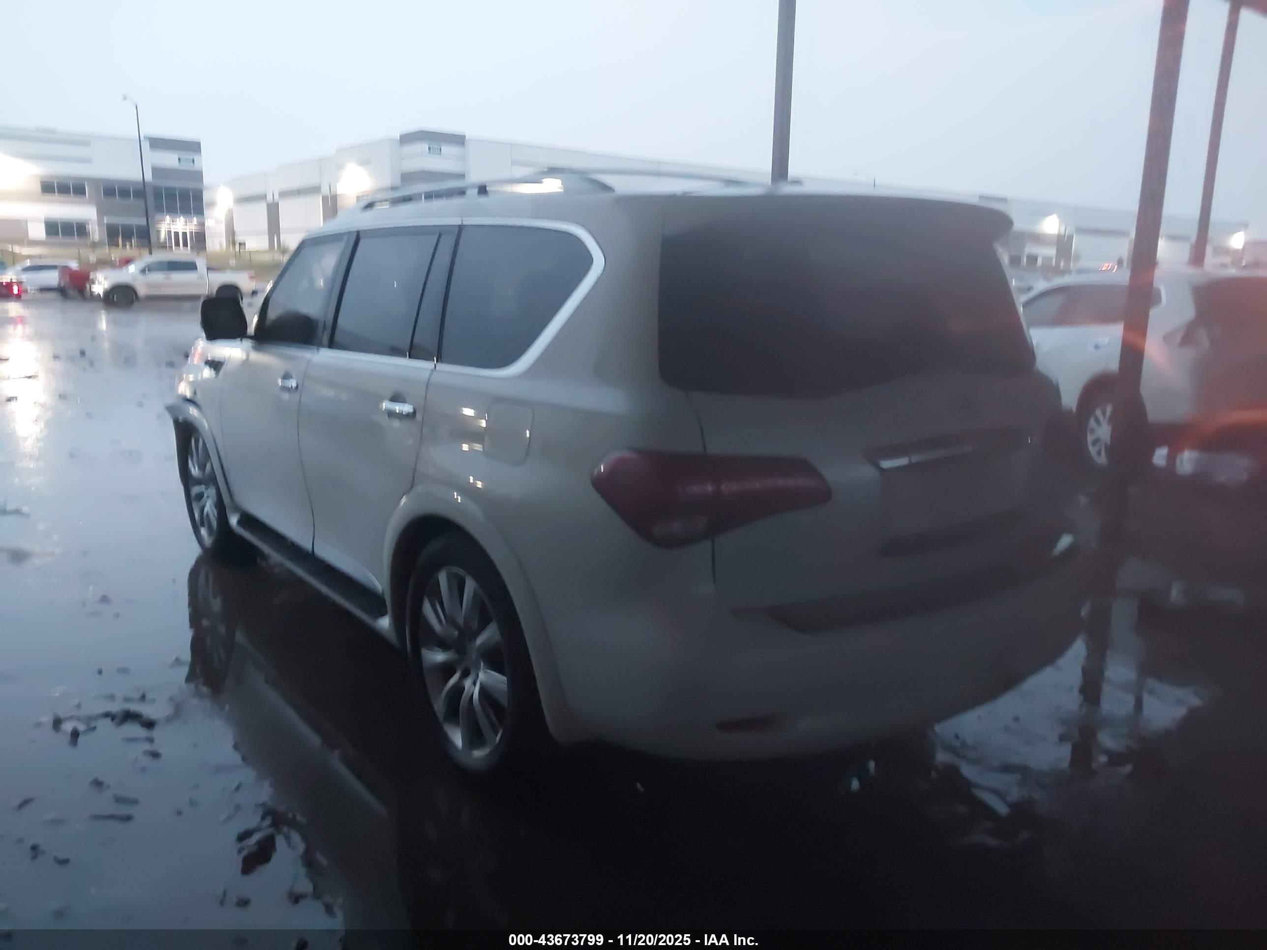 INFINITI QX56 image 3