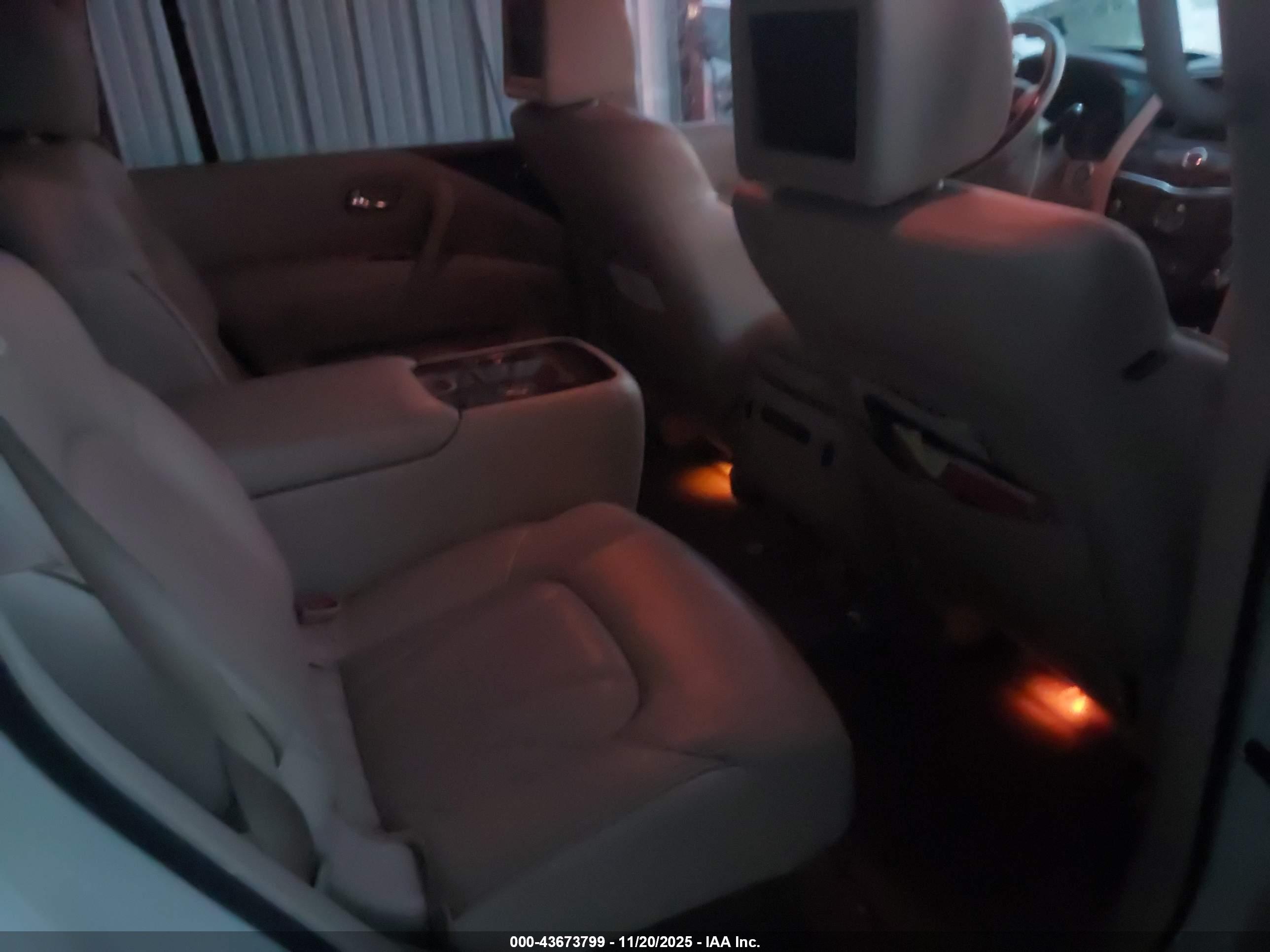 INFINITI QX56 image 8