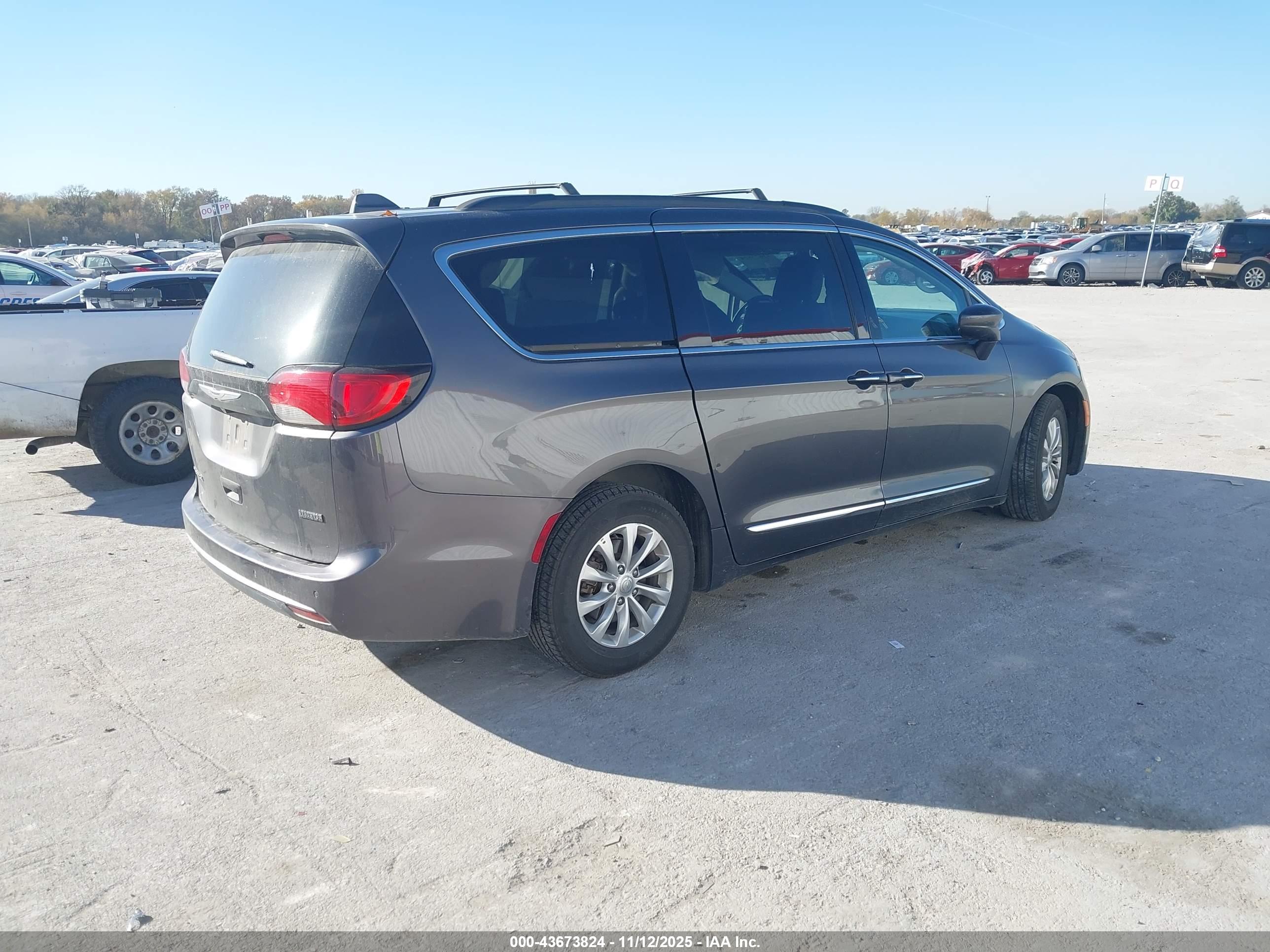 CHRYSLER PACIFICA image 4