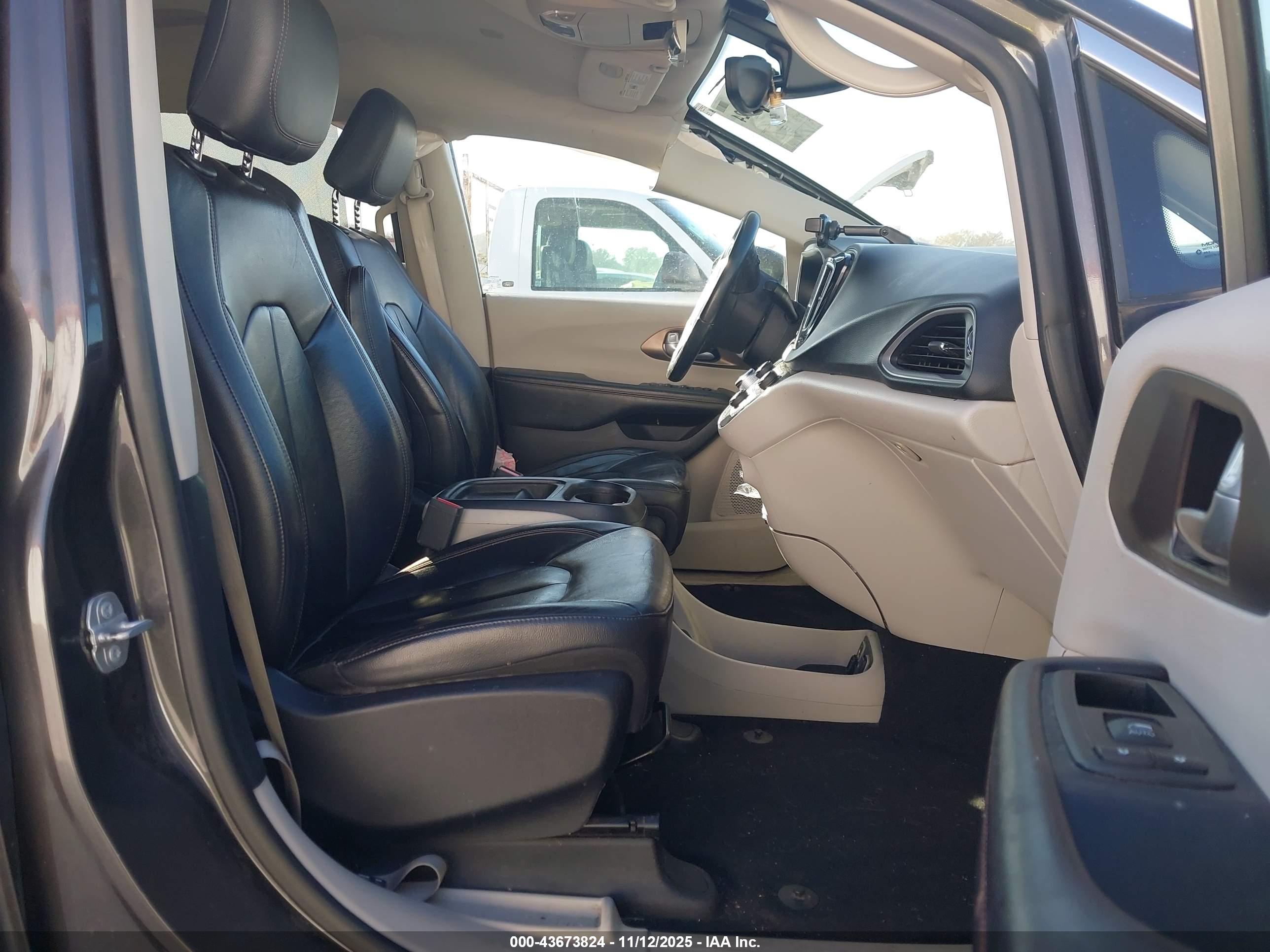 CHRYSLER PACIFICA image 5
