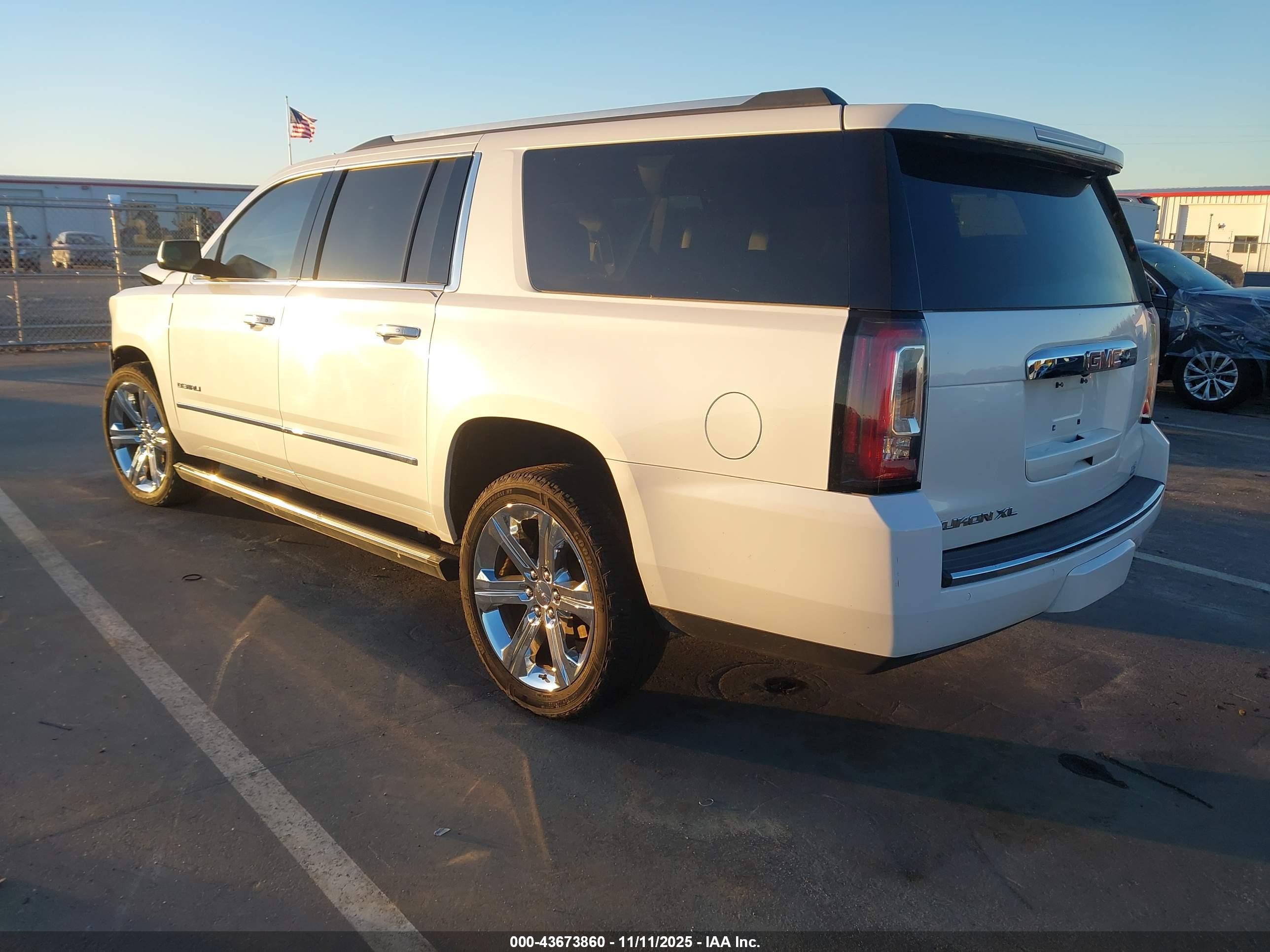 GMC YUKON image 3
