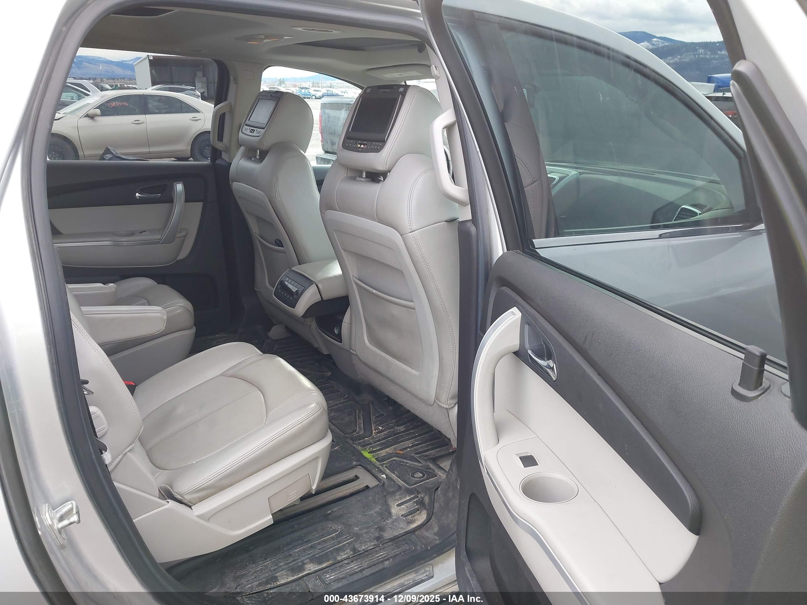 GMC ACADIA image 8