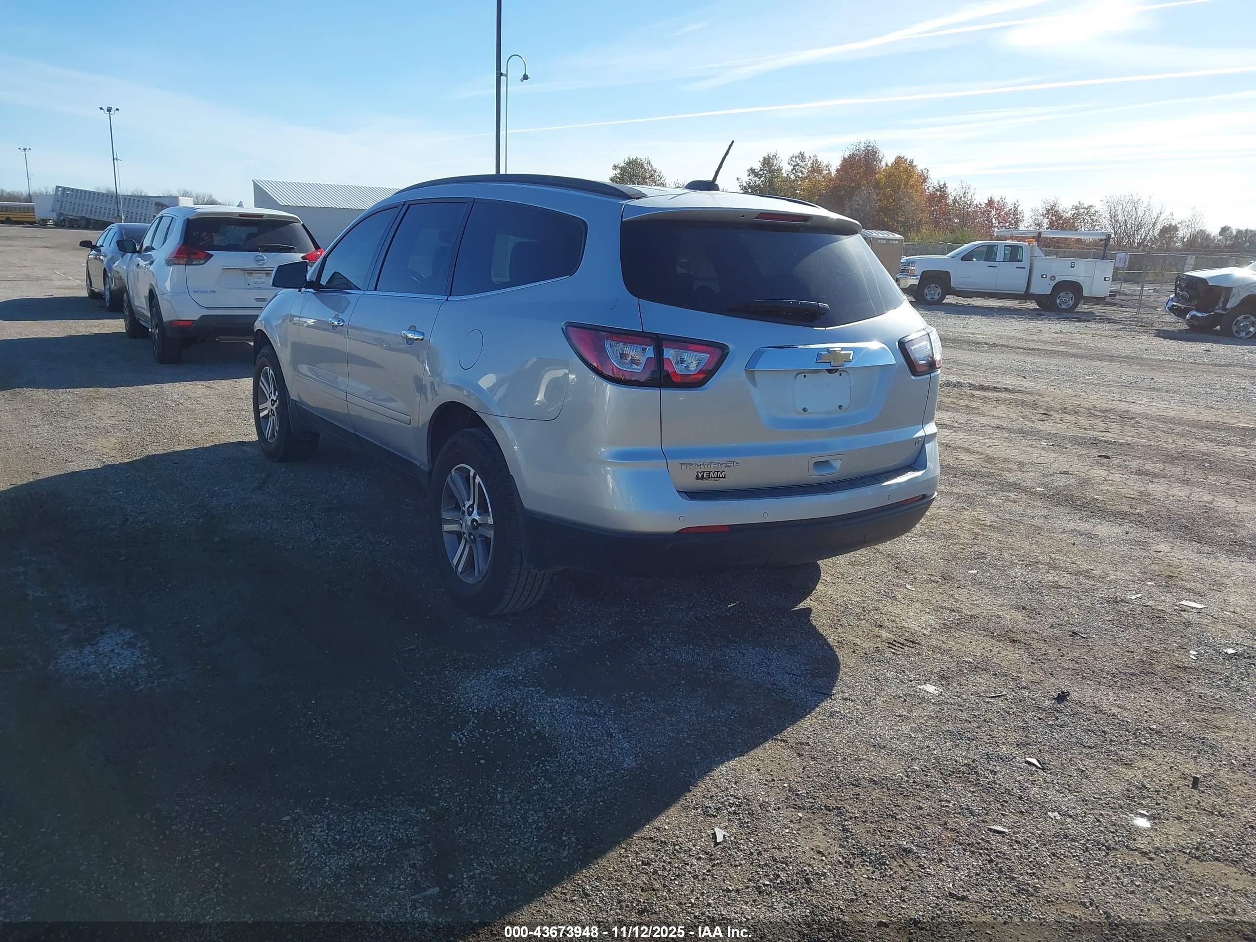 CHEVROLET TRAVERSE image 3
