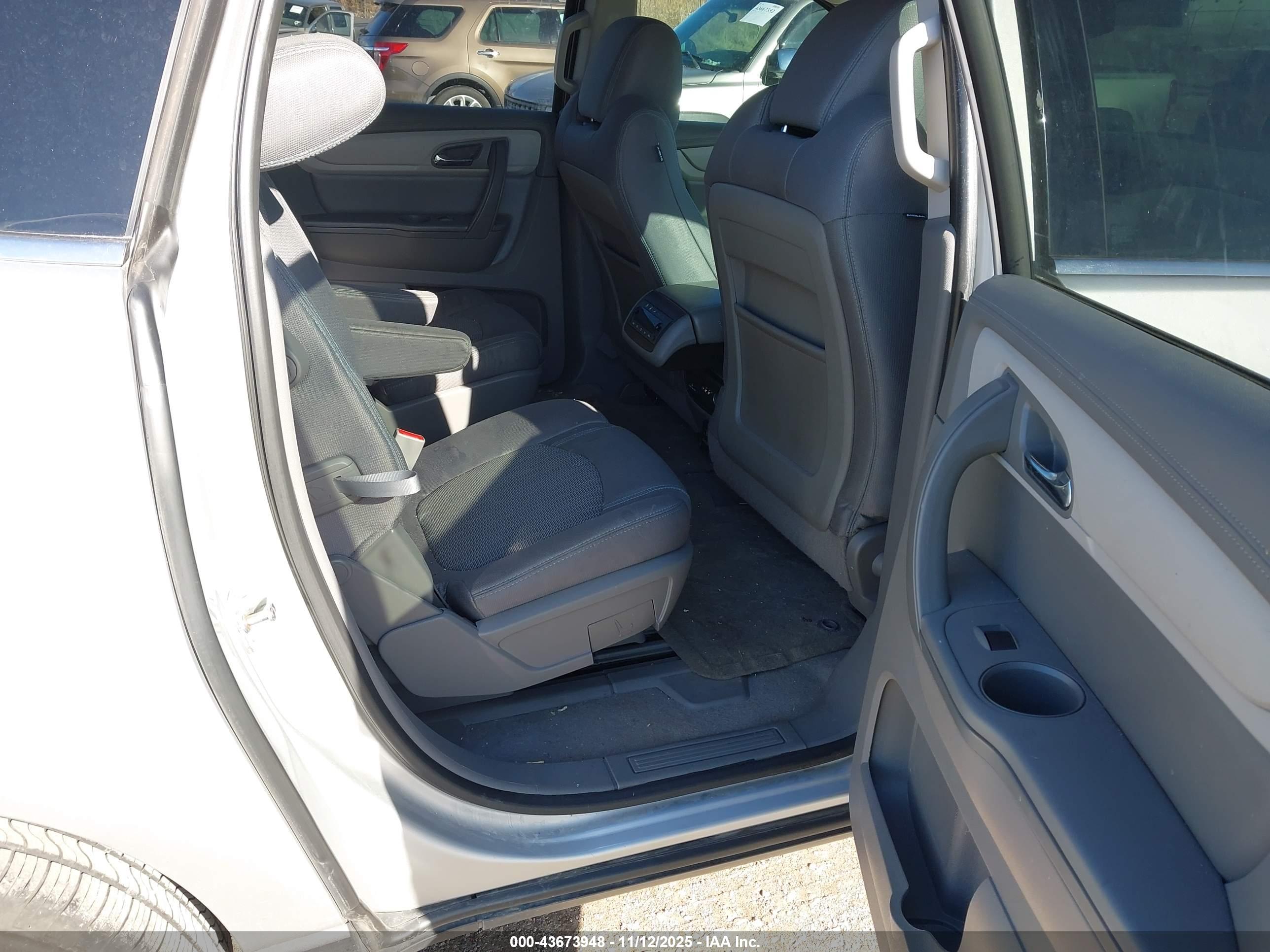 CHEVROLET TRAVERSE image 8