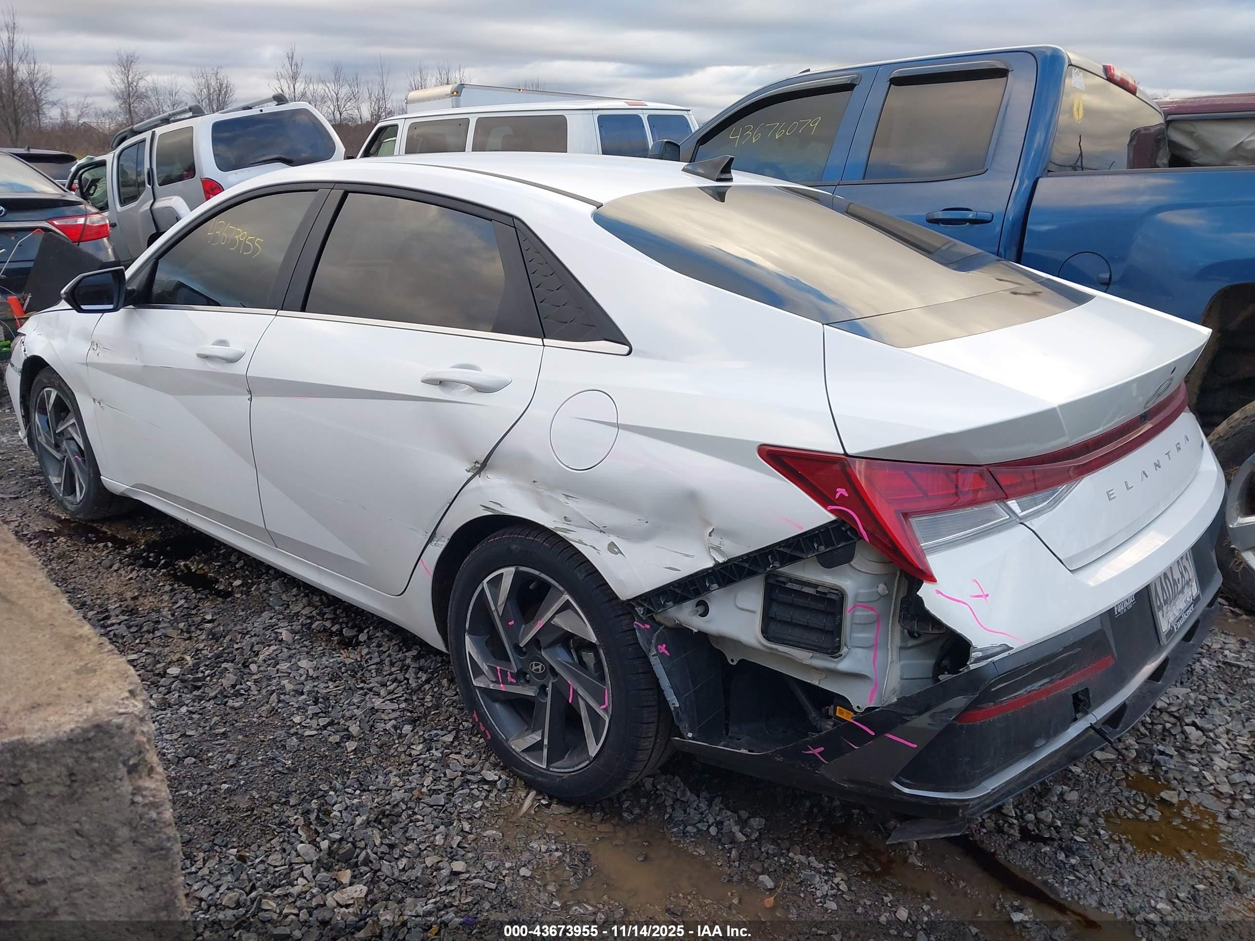 HYUNDAI ELANTRA image 3