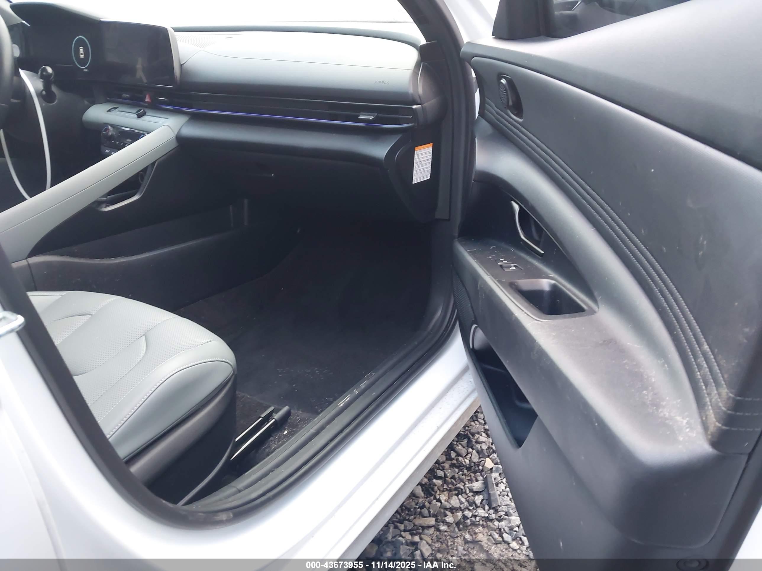 HYUNDAI ELANTRA image 5