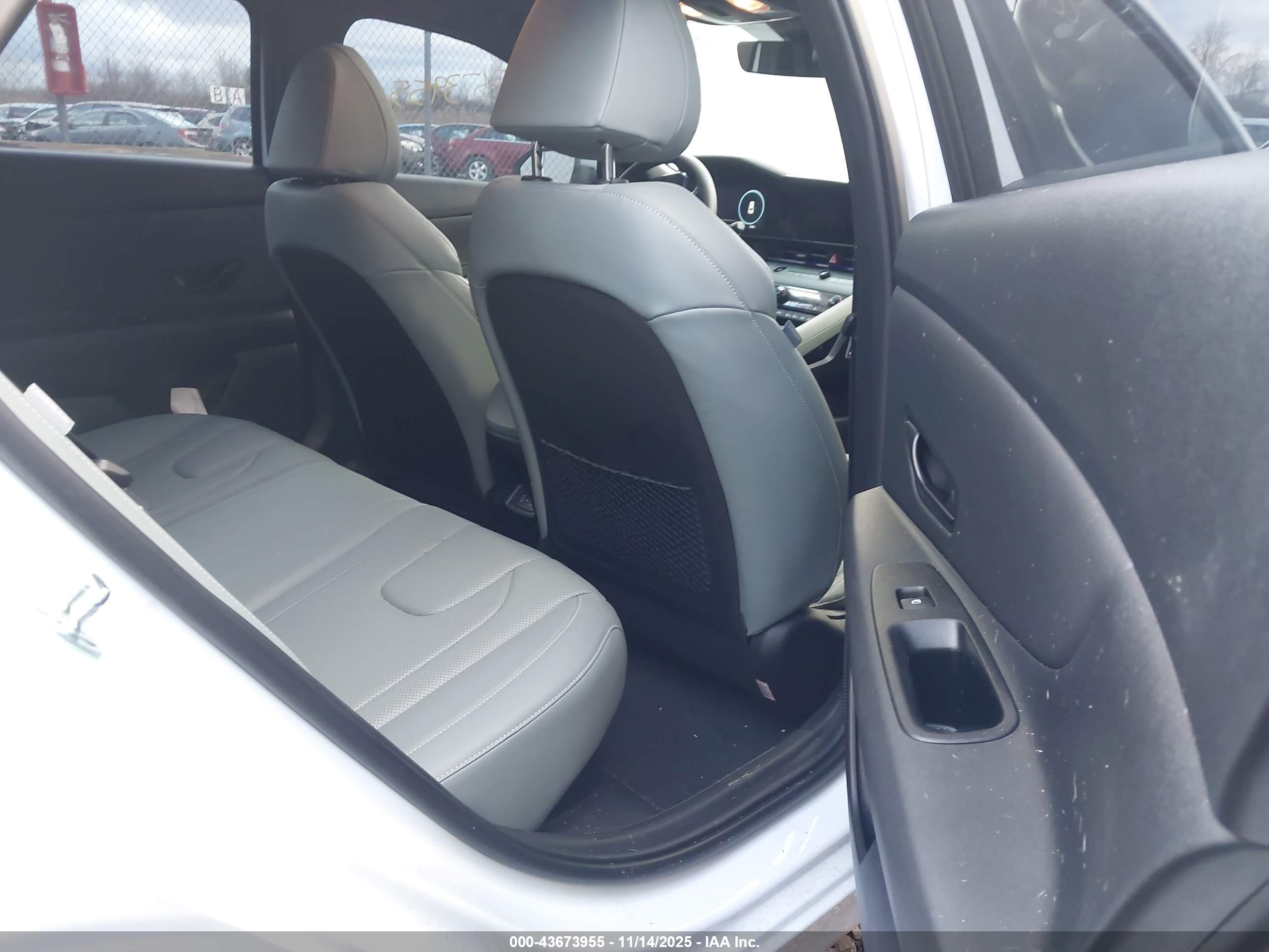 HYUNDAI ELANTRA image 8