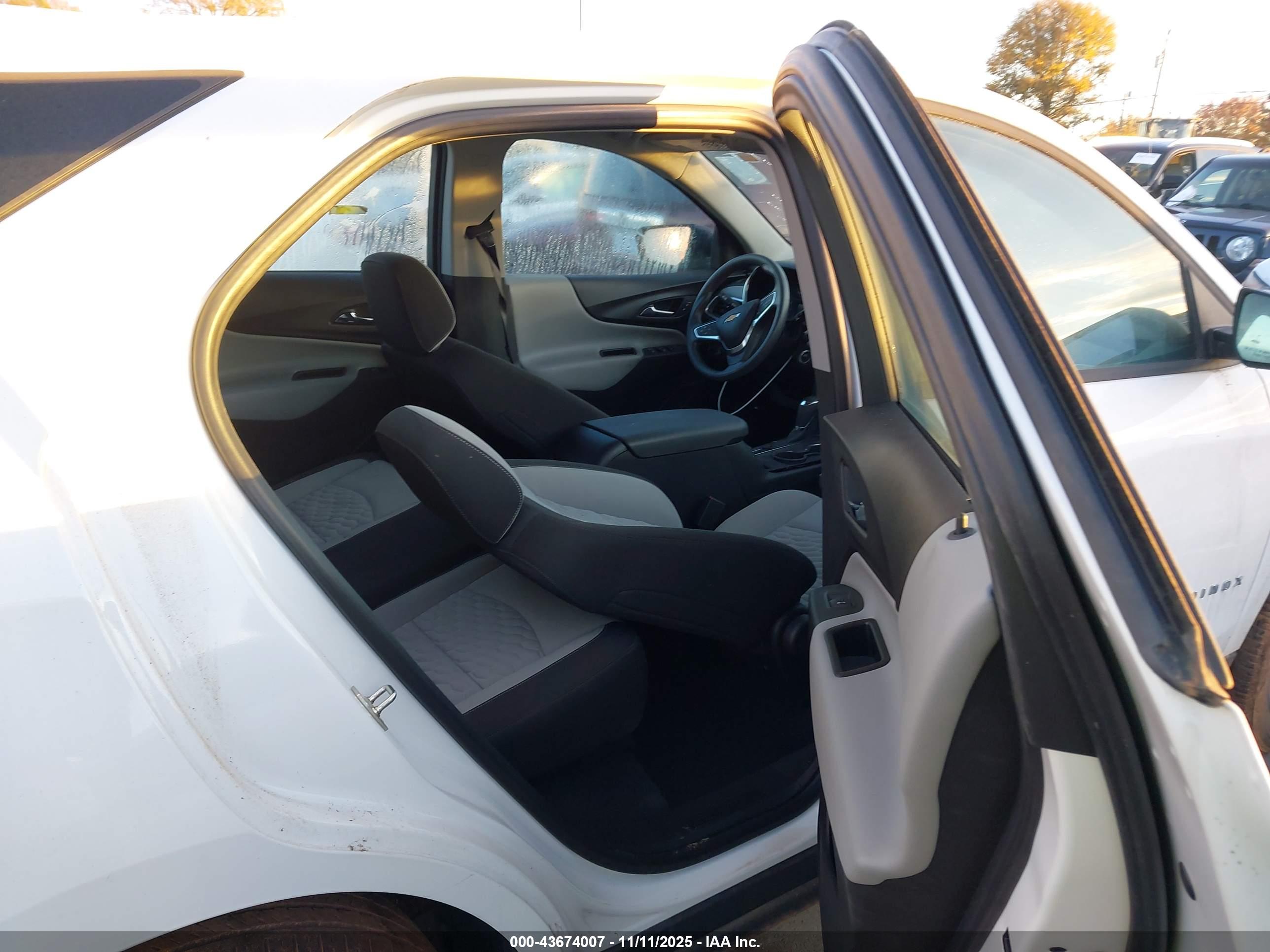 CHEVROLET EQUINOX image 8