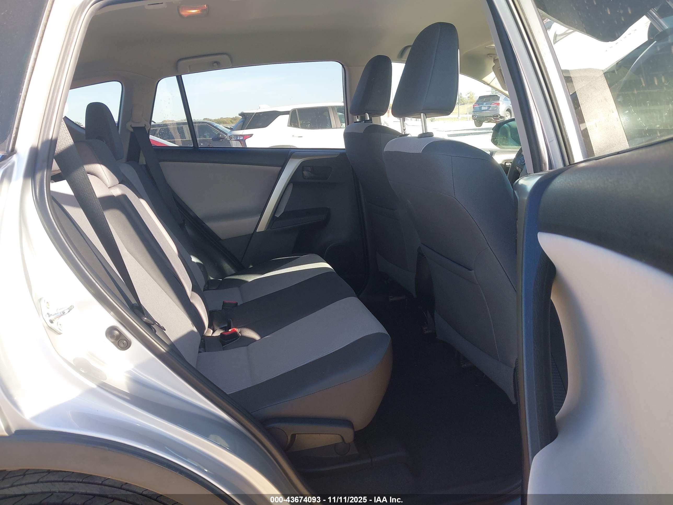TOYOTA RAV4 image 8