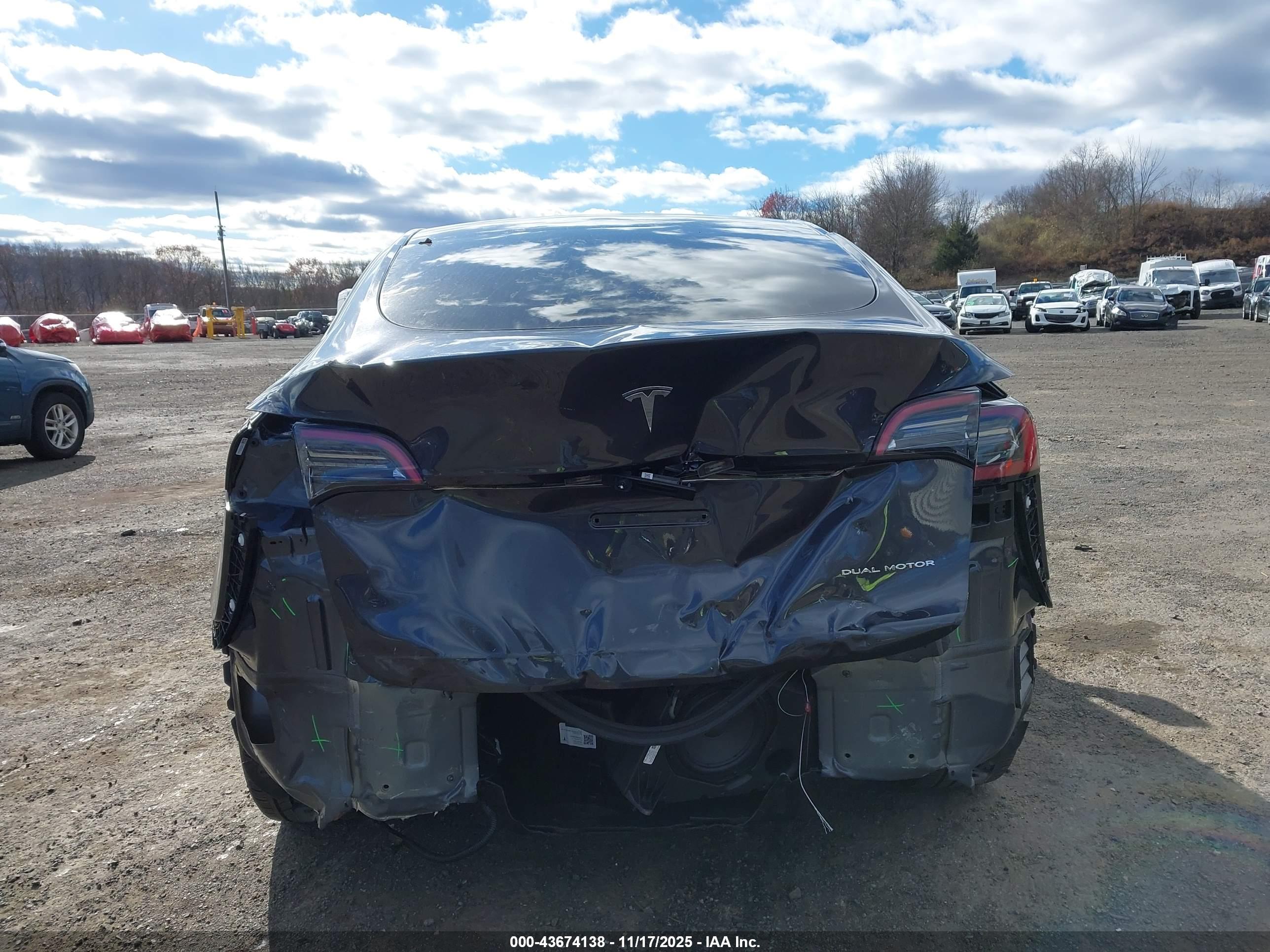 TESLA MODEL image 6