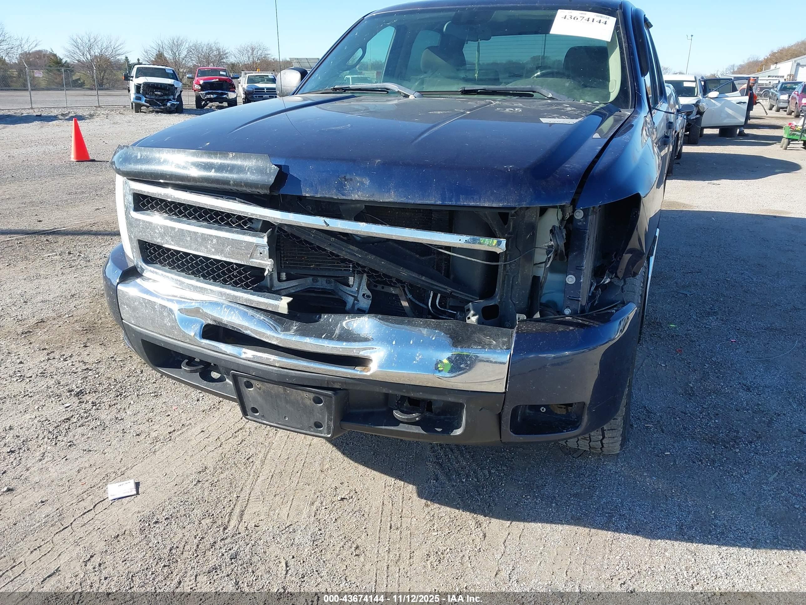 CHEVROLET SILVERADO image 6