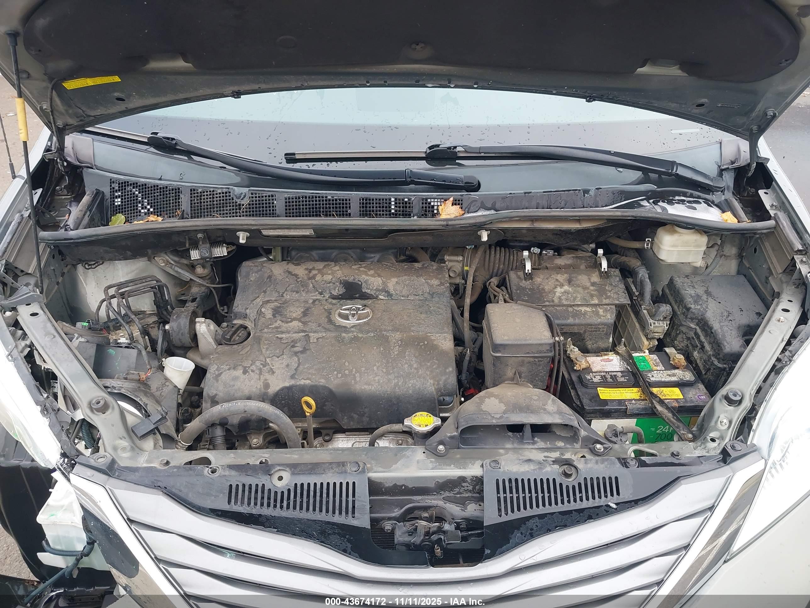 TOYOTA SIENNA image 10
