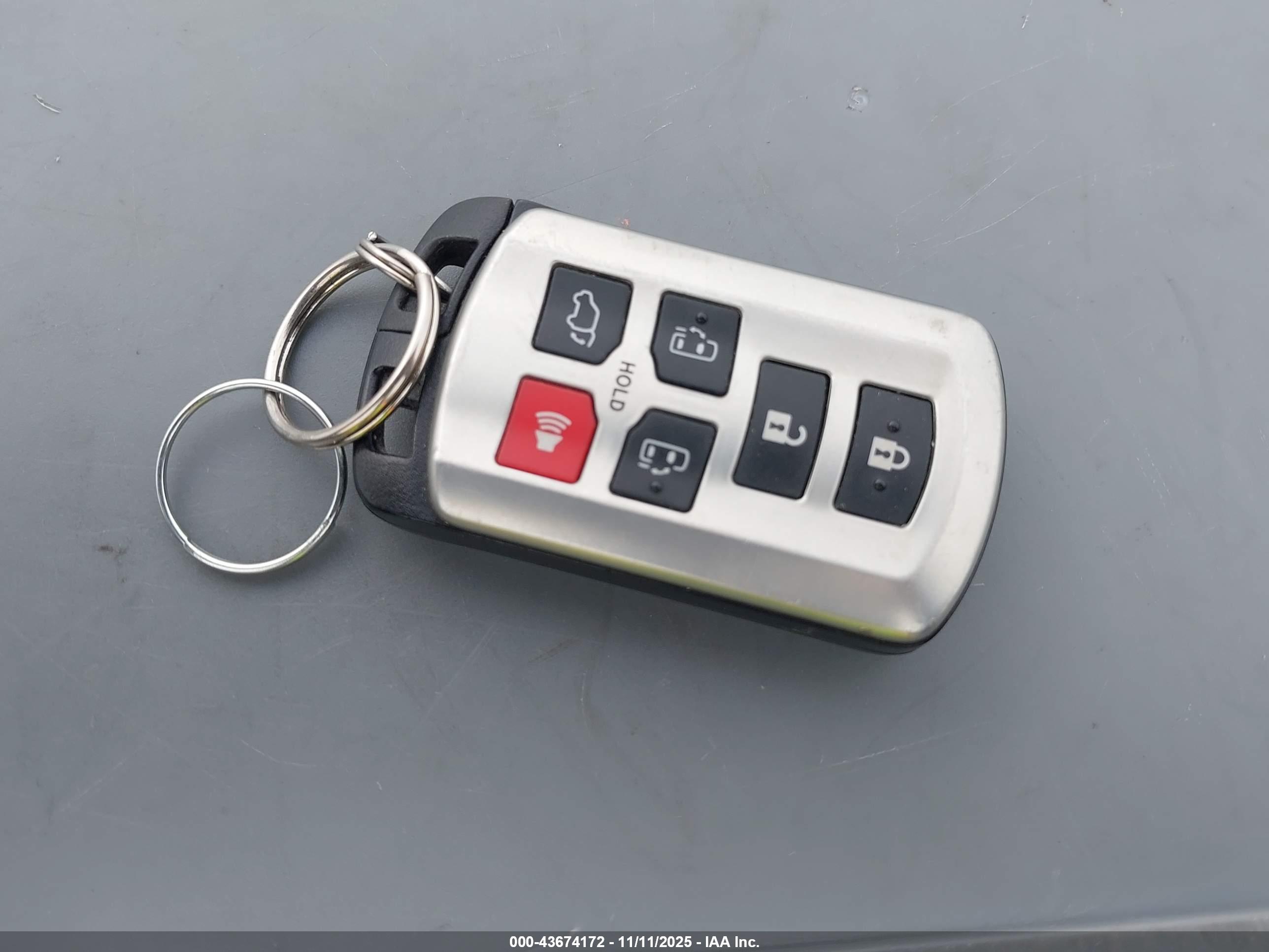 TOYOTA SIENNA image 11