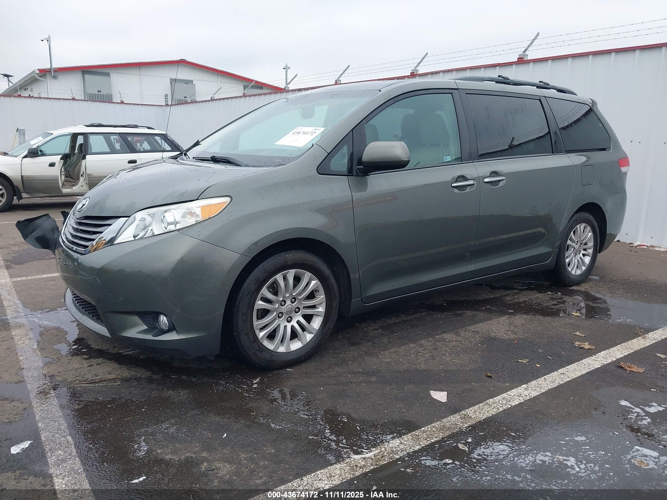 TOYOTA SIENNA image 2