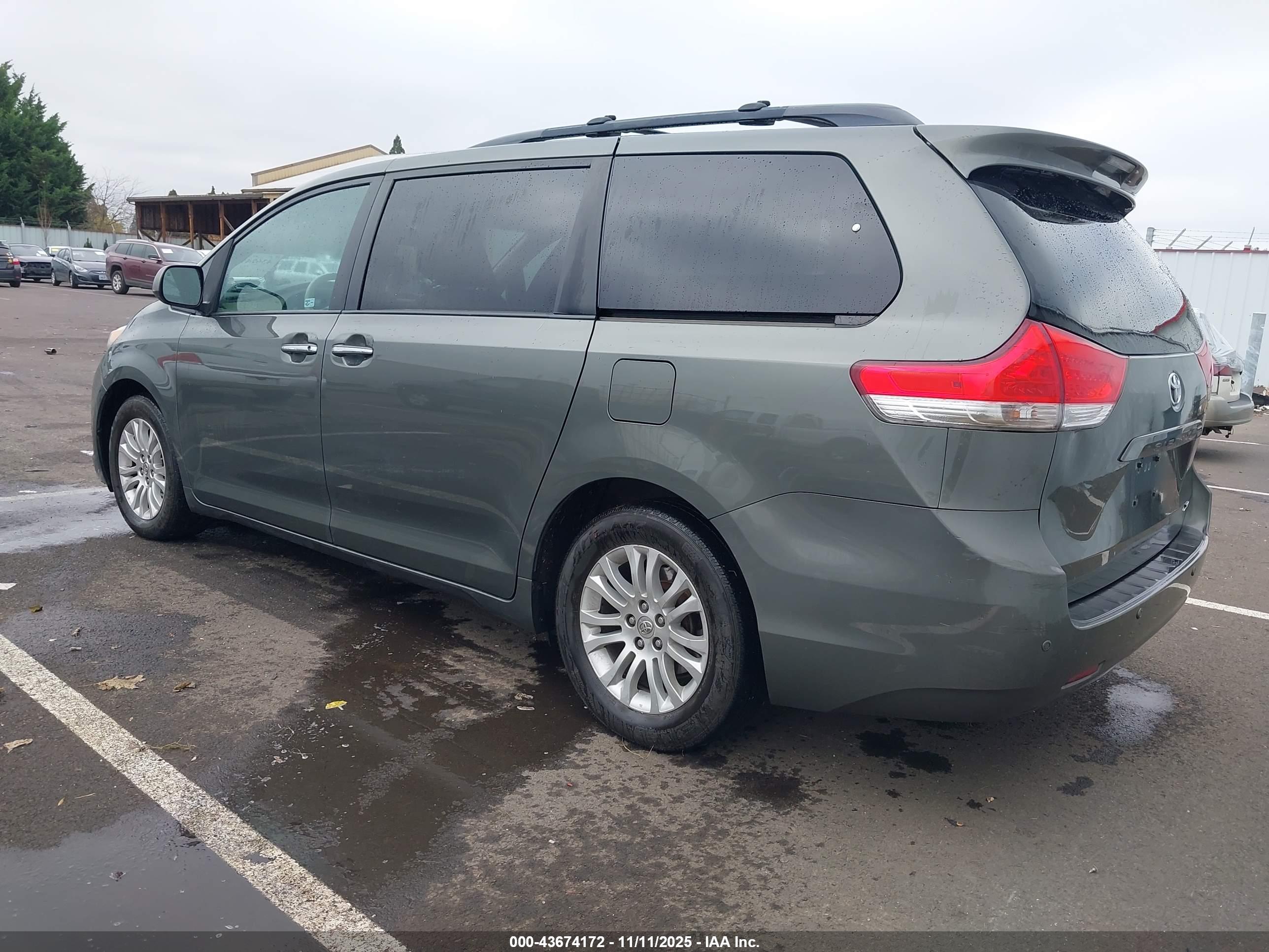 TOYOTA SIENNA image 3