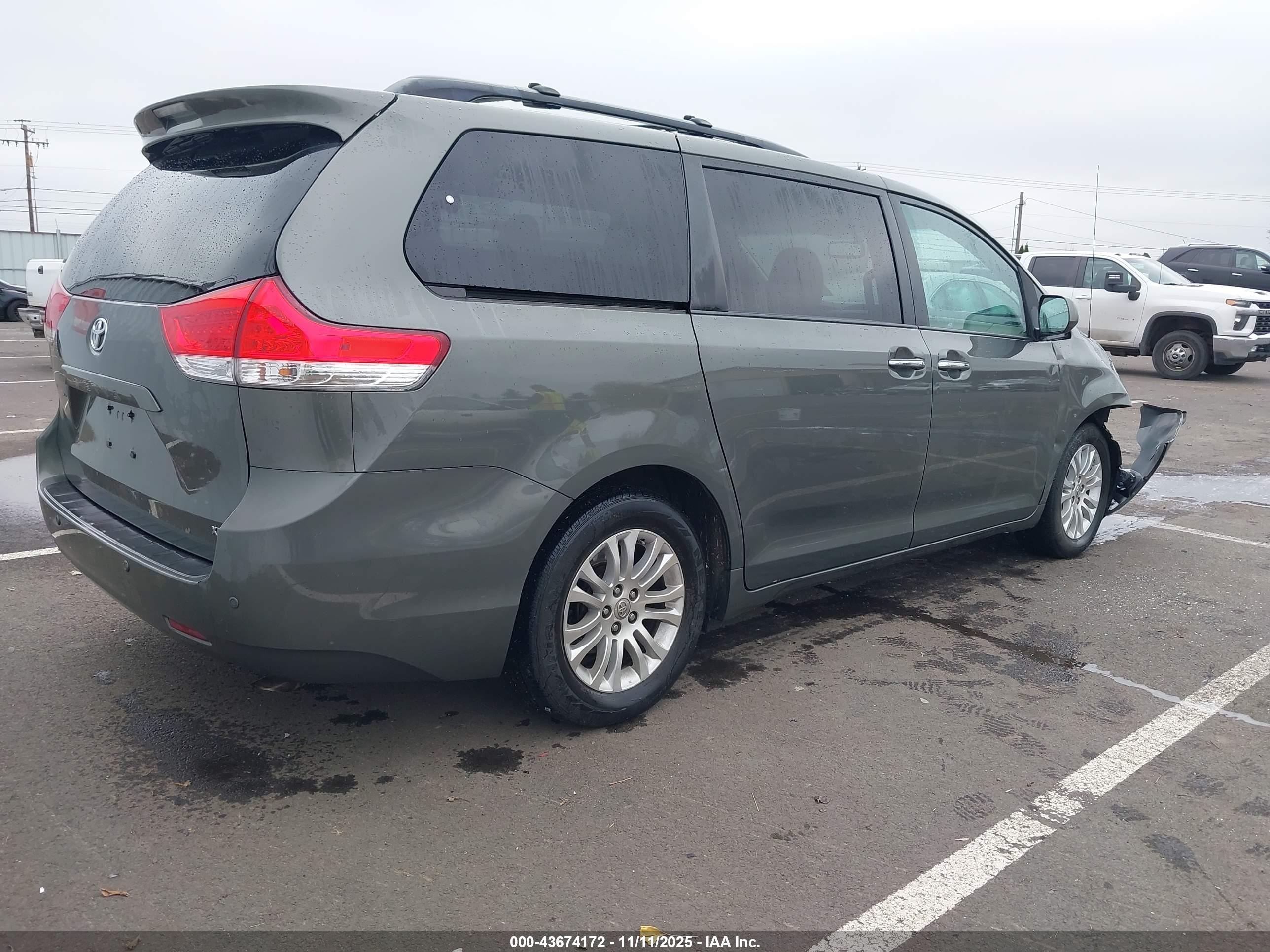 TOYOTA SIENNA image 4