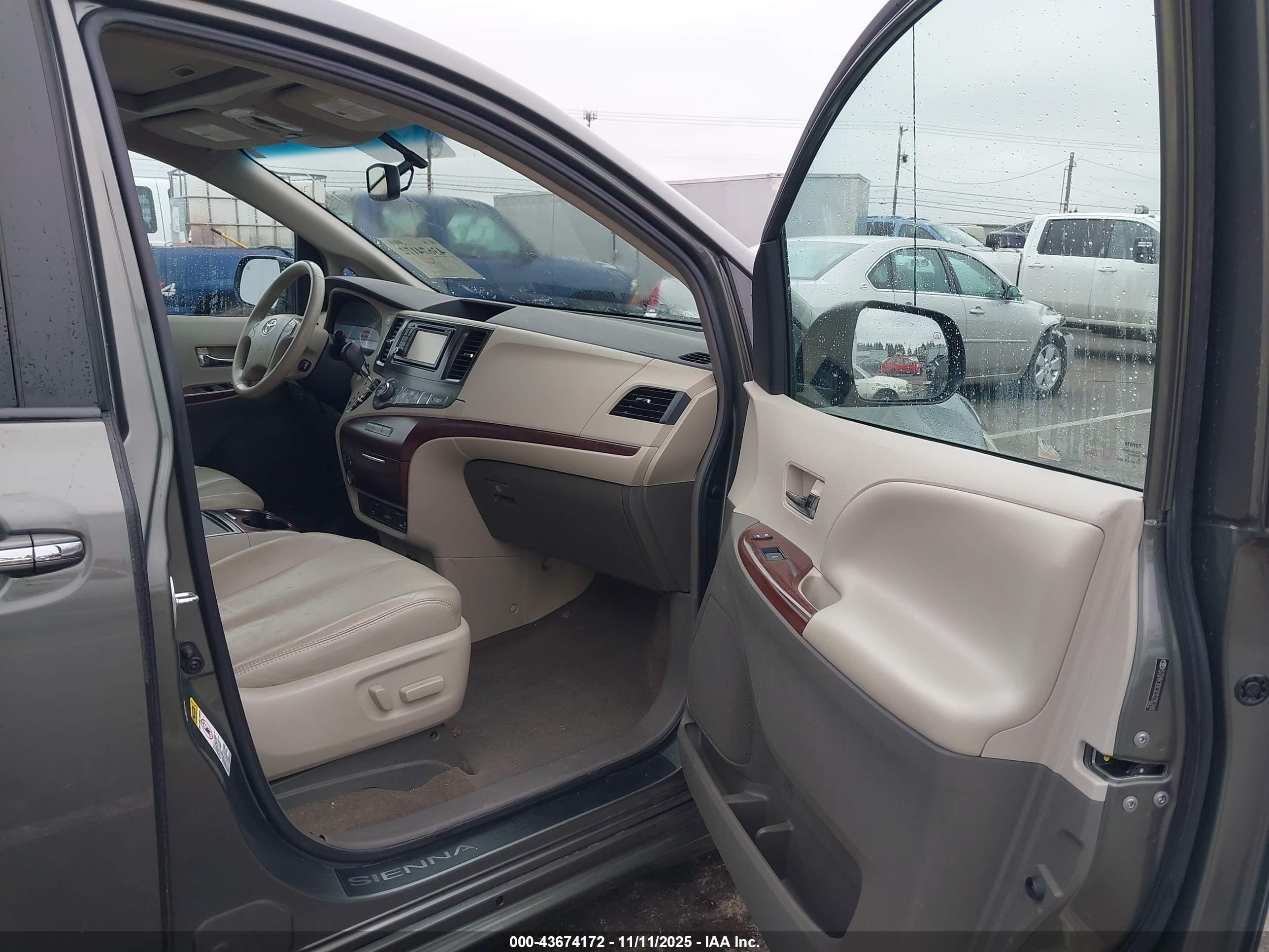 TOYOTA SIENNA image 5