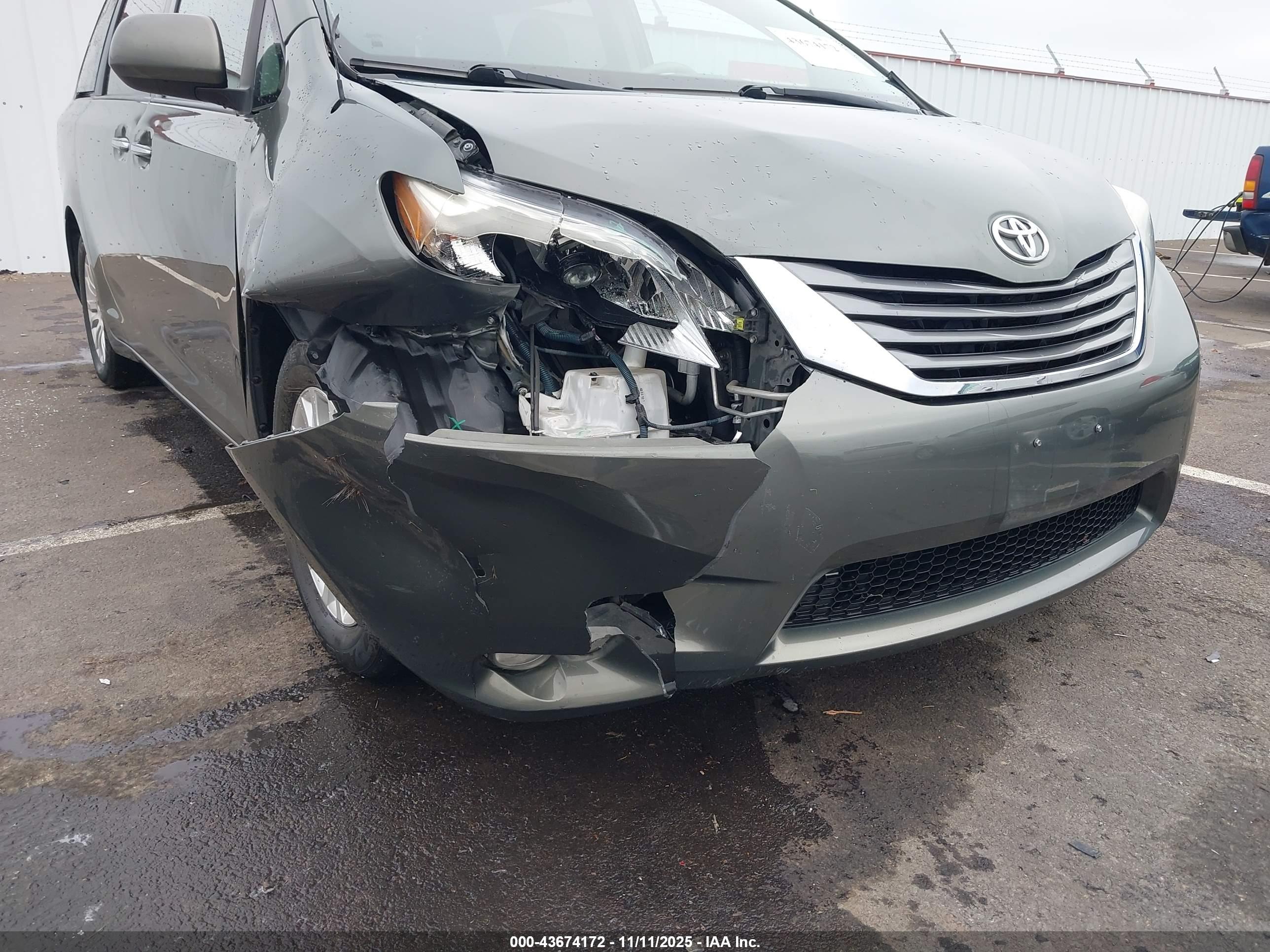 TOYOTA SIENNA image 6