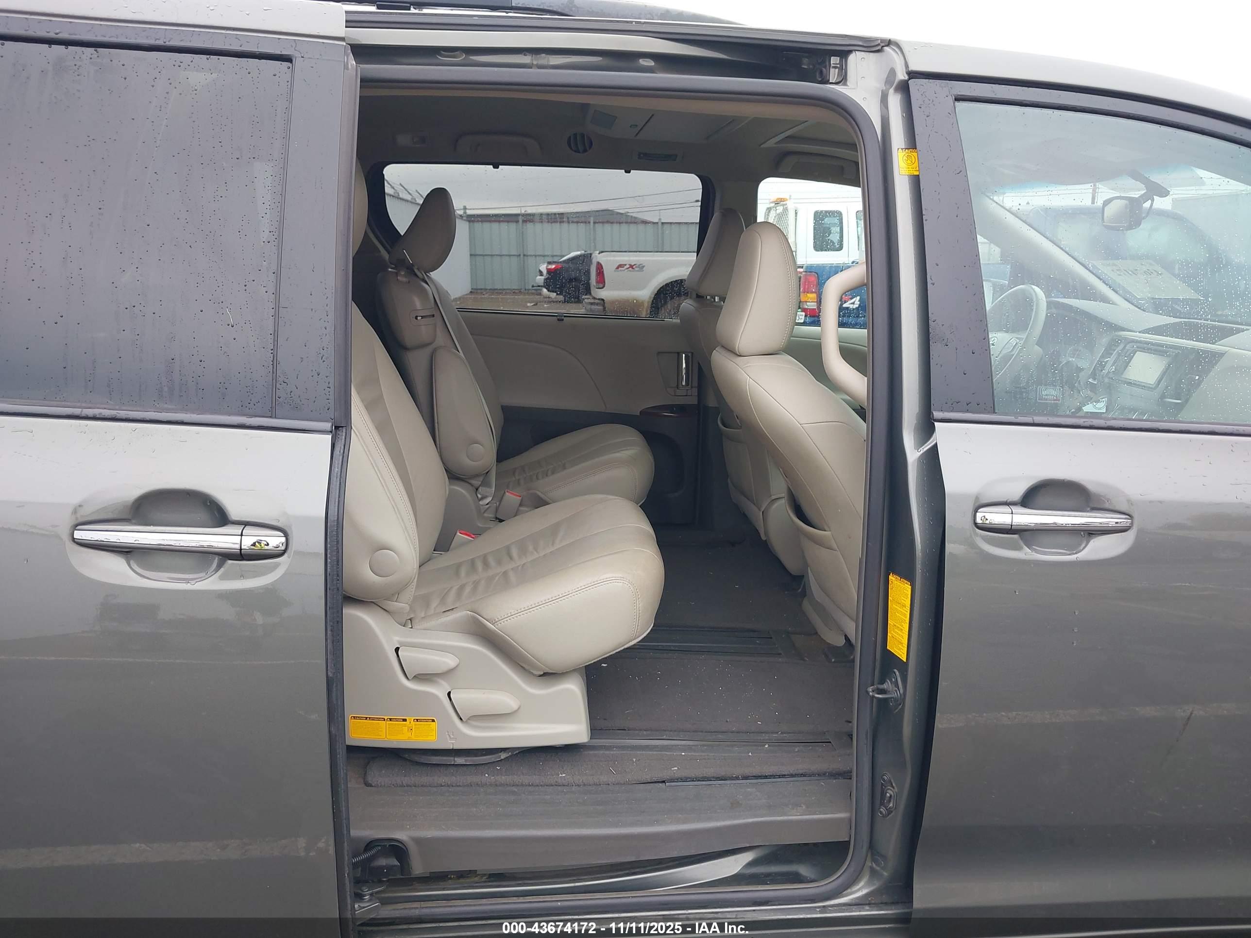 TOYOTA SIENNA image 8