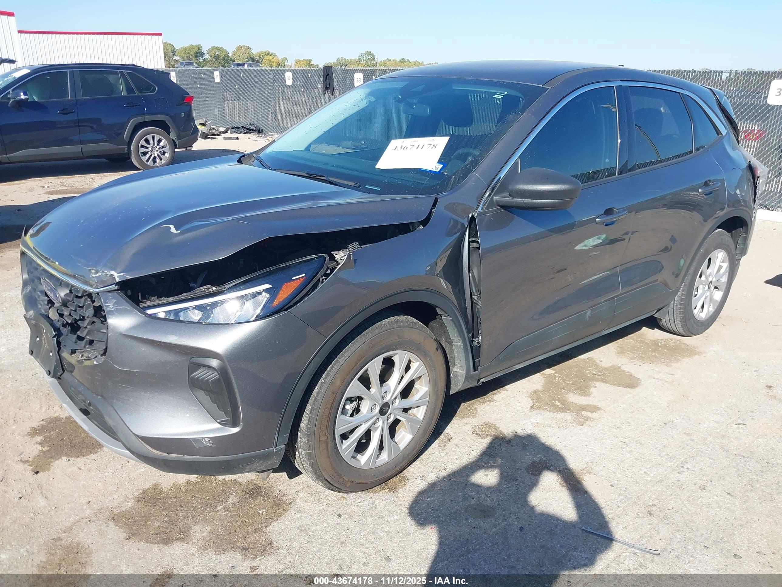 FORD ESCAPE image 2