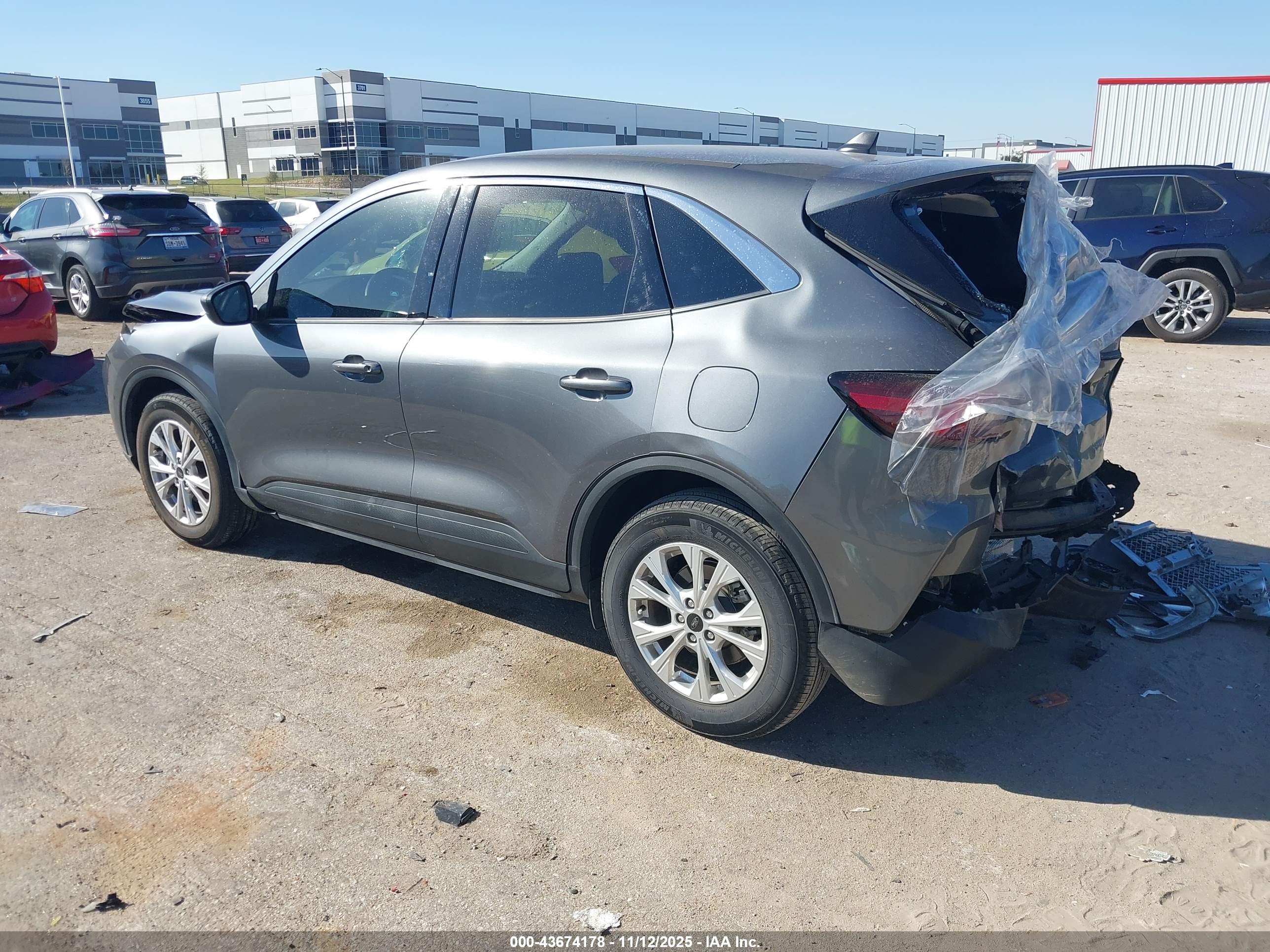 FORD ESCAPE image 3