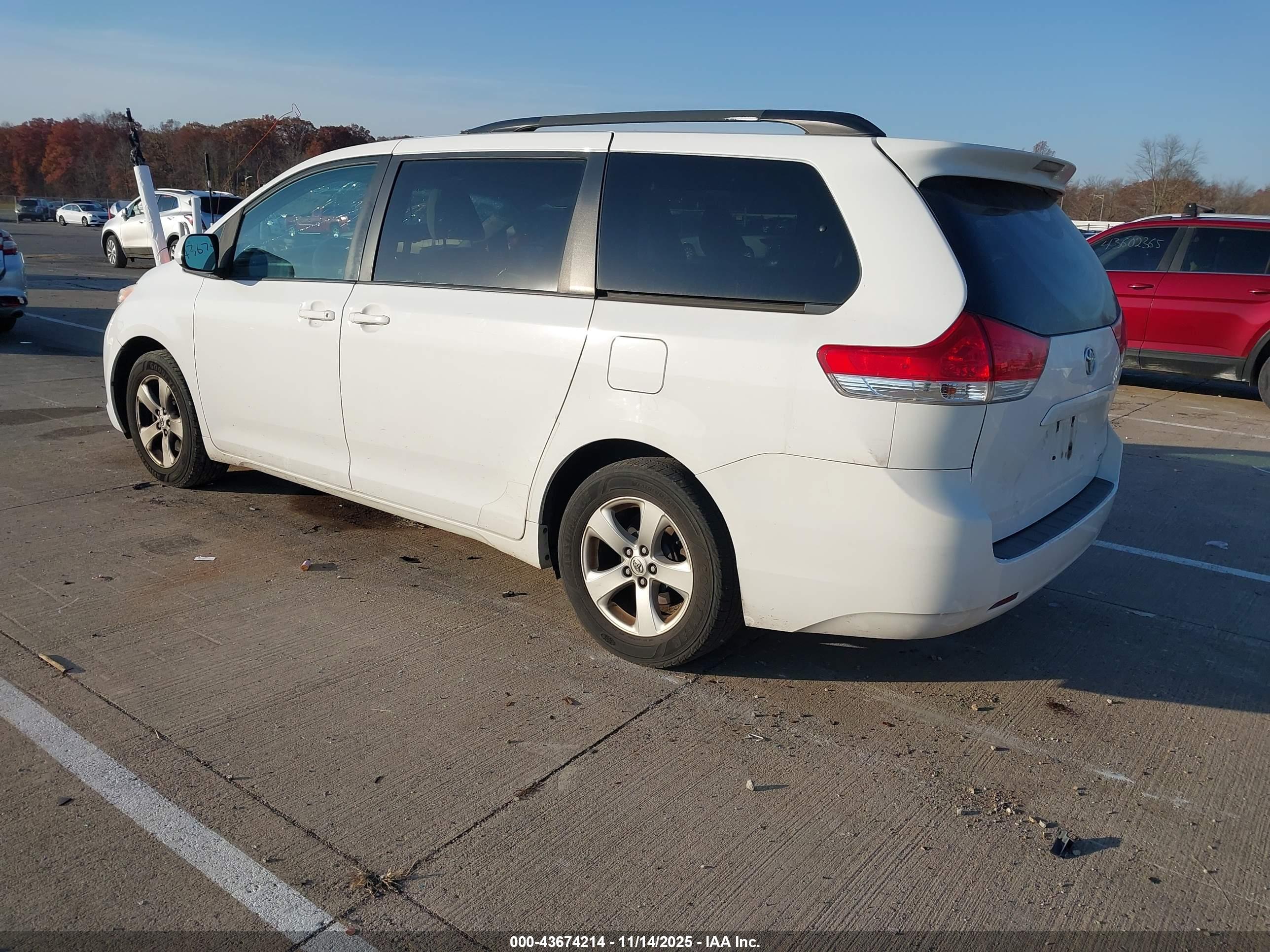 TOYOTA SIENNA image 3